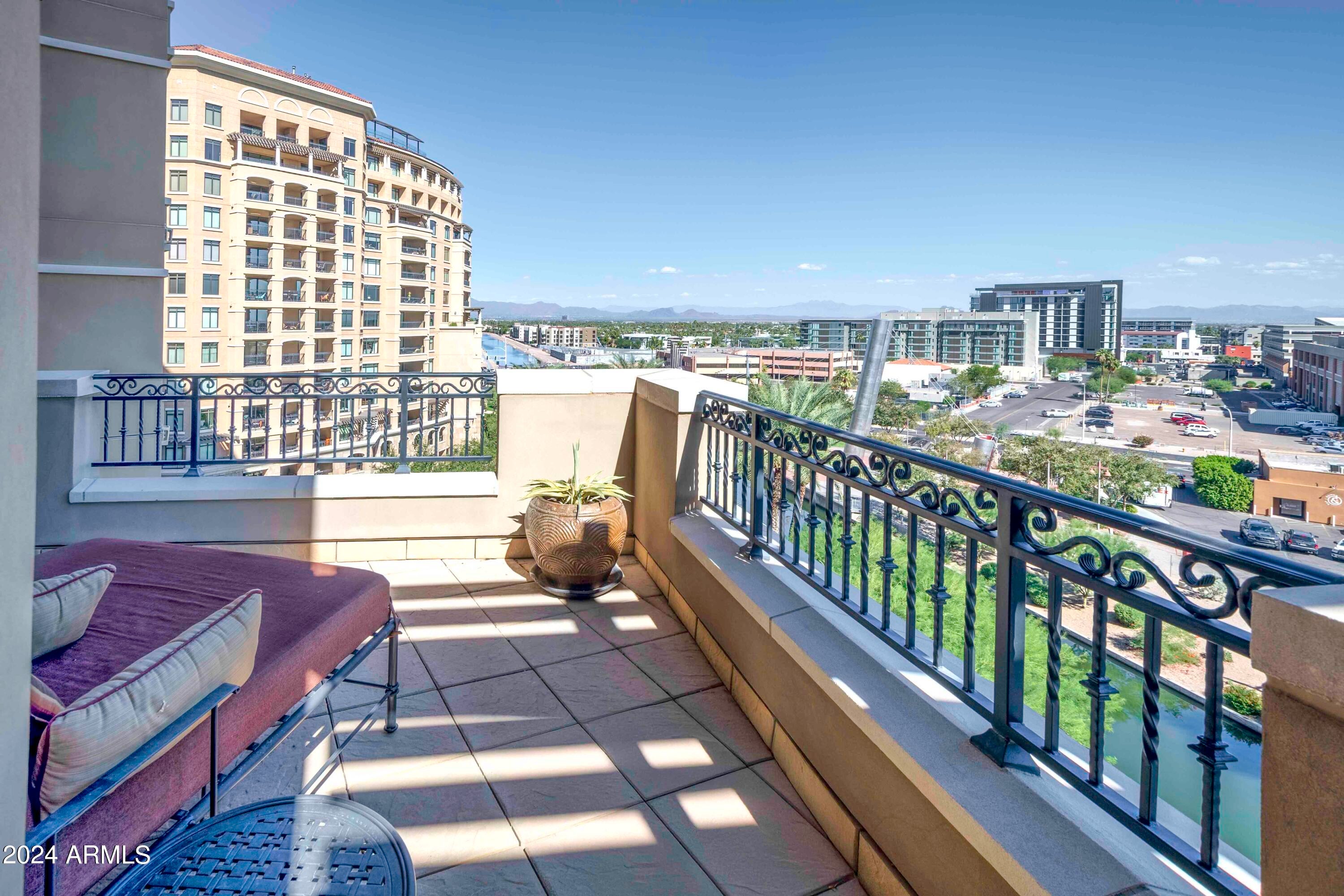SCOTTSDALE WATERFRONT RESIDENCES - Residential