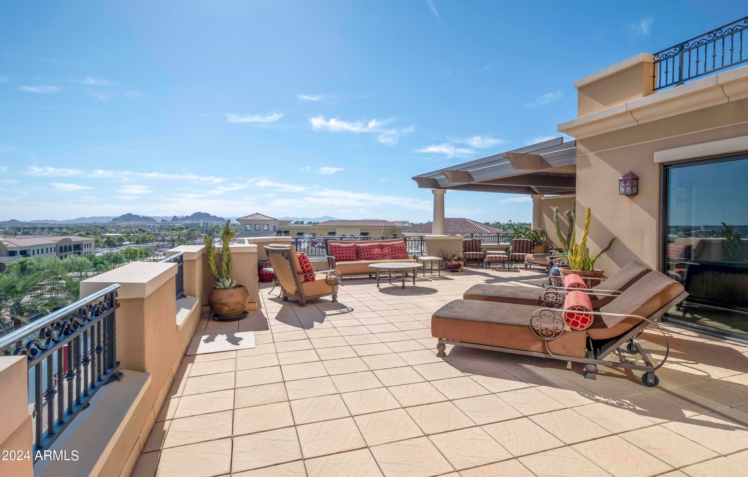 SCOTTSDALE WATERFRONT RESIDENCES - Residential