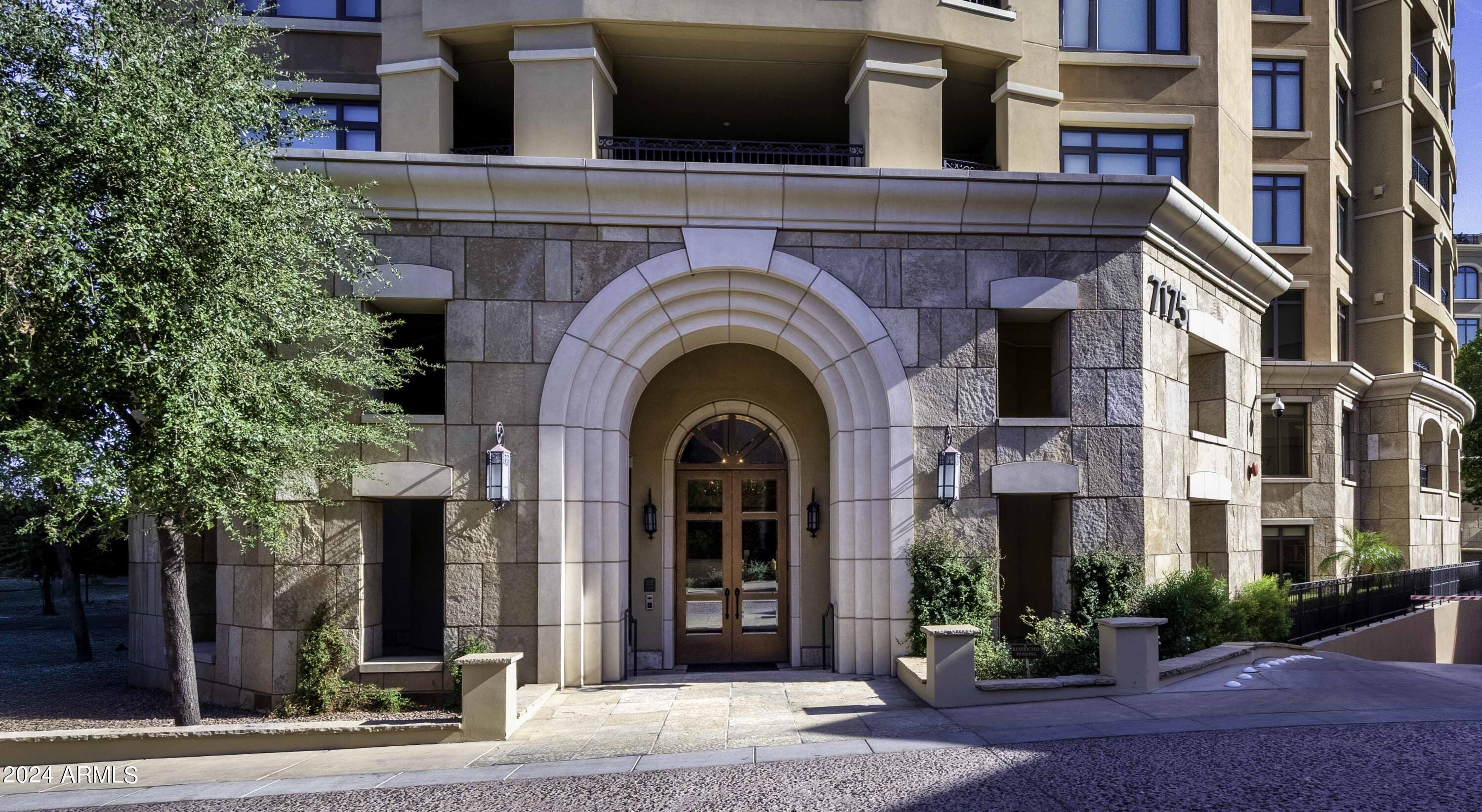 SCOTTSDALE WATERFRONT RESIDENCES - Residential