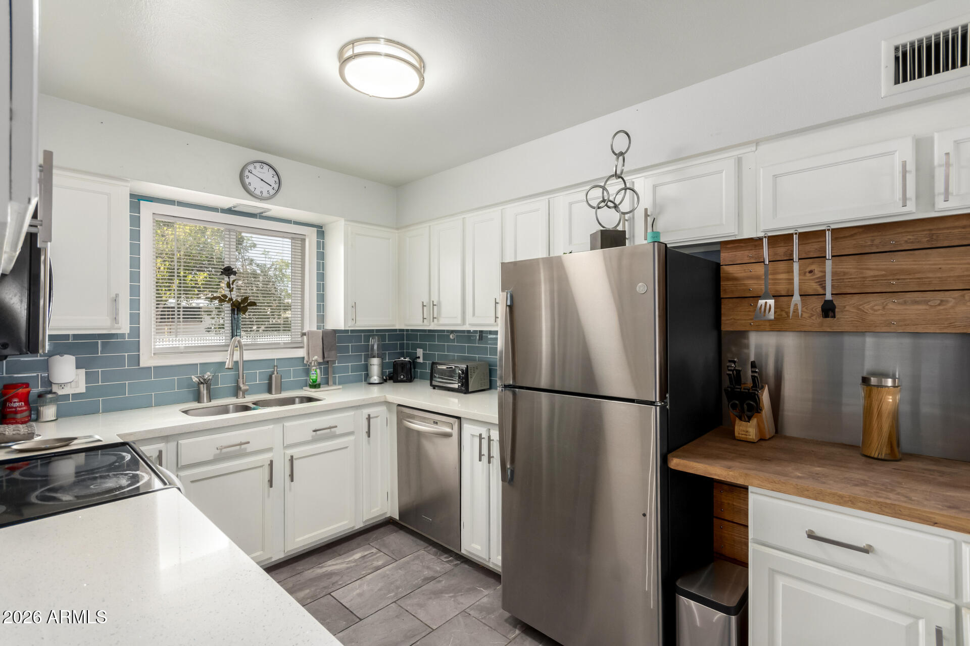 5422 E DES MOINES Street