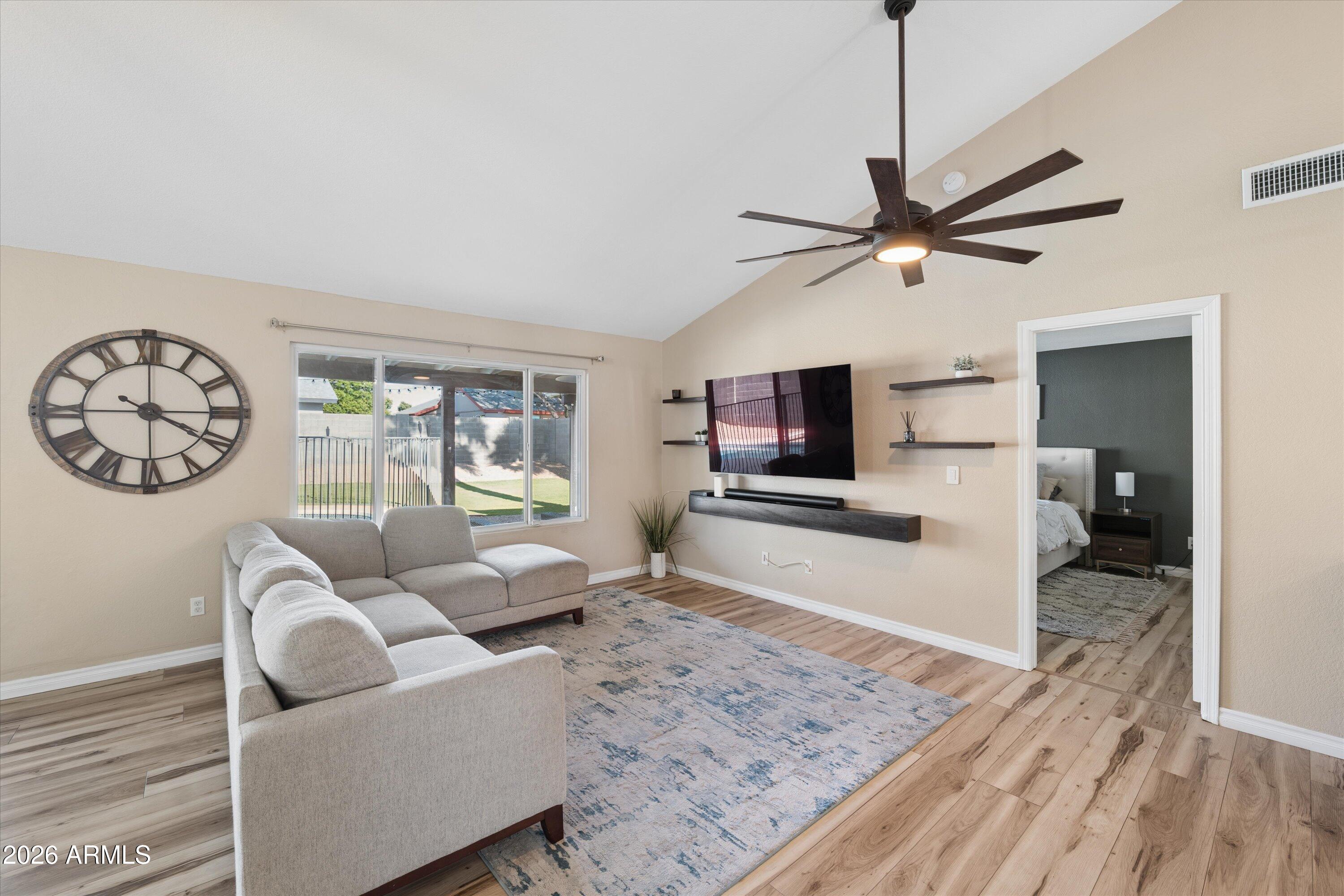 LA CRESCENTA UNIT 2 - Residential