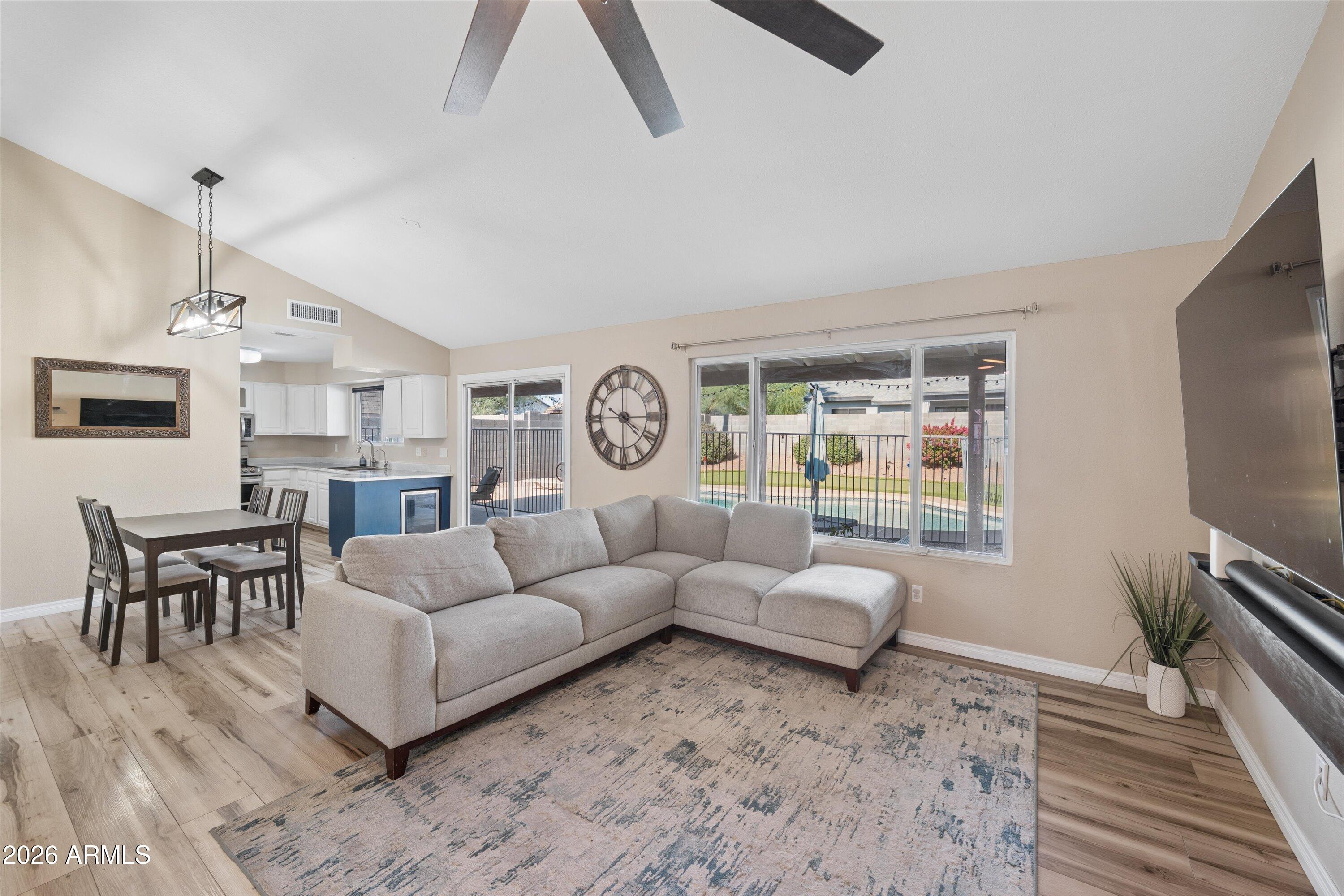 LA CRESCENTA UNIT 2 - Residential