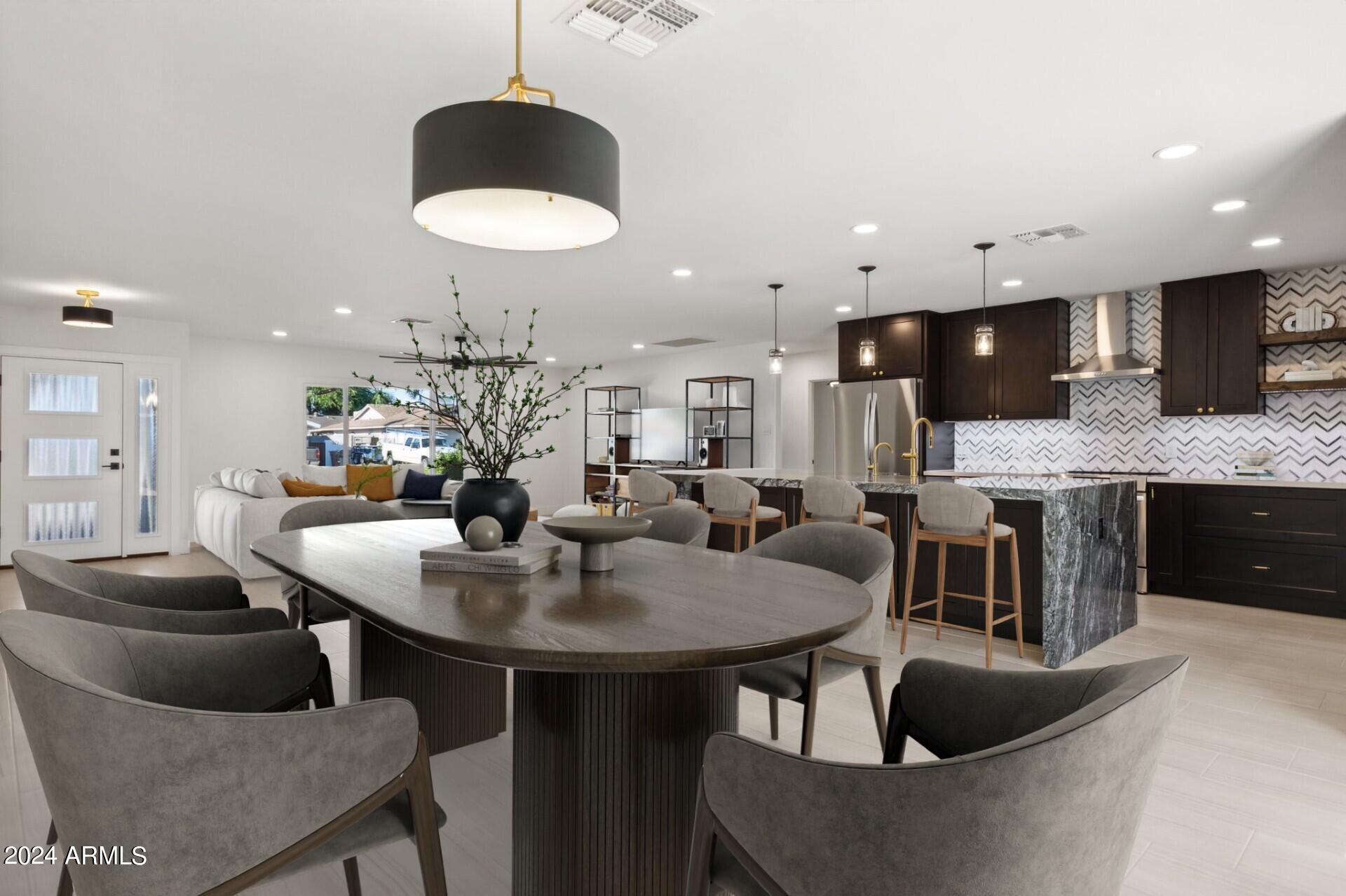 8719 E COLUMBUS Avenue