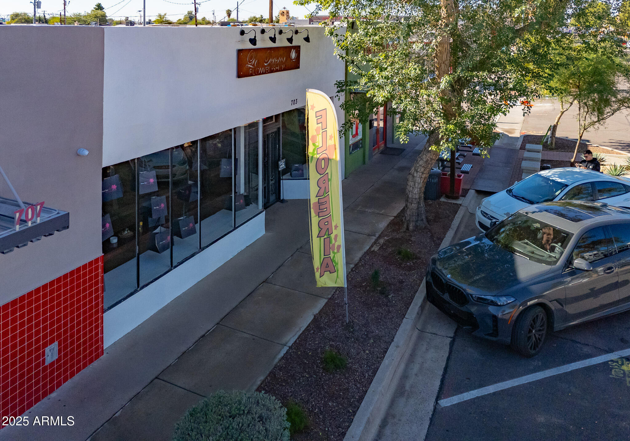 703 E WESTERN Avenue