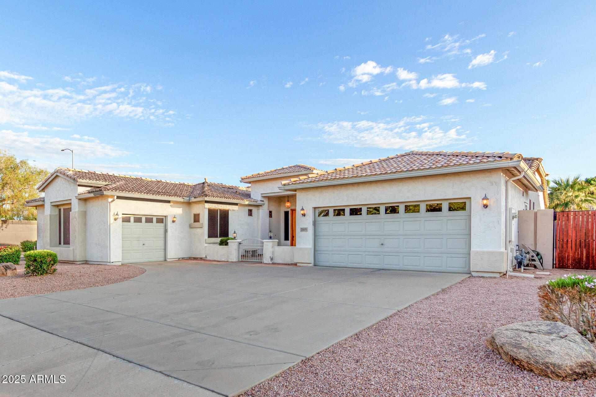 2005 W LONGHORN Drive
