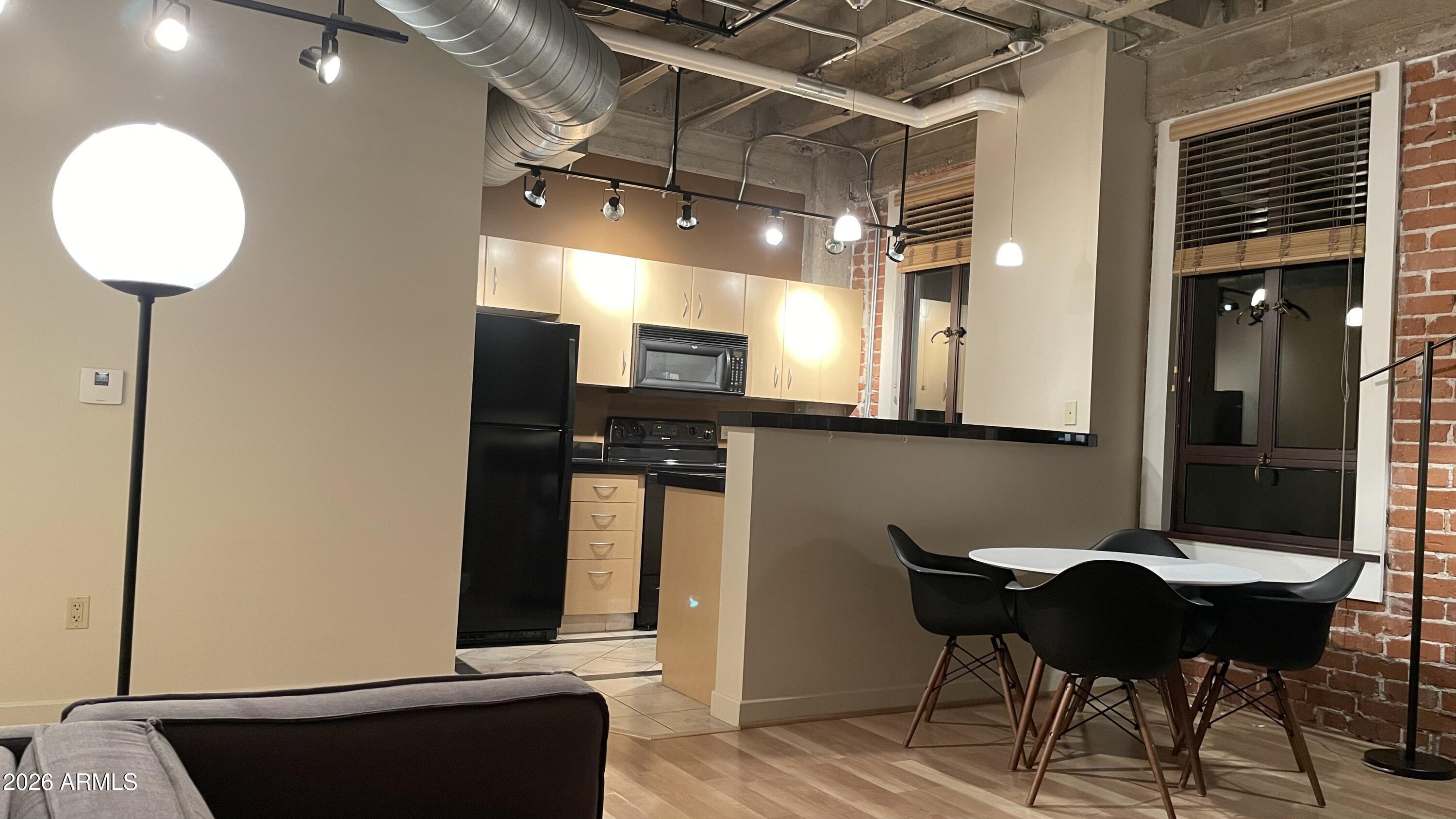 114 W ADAMS Street 404