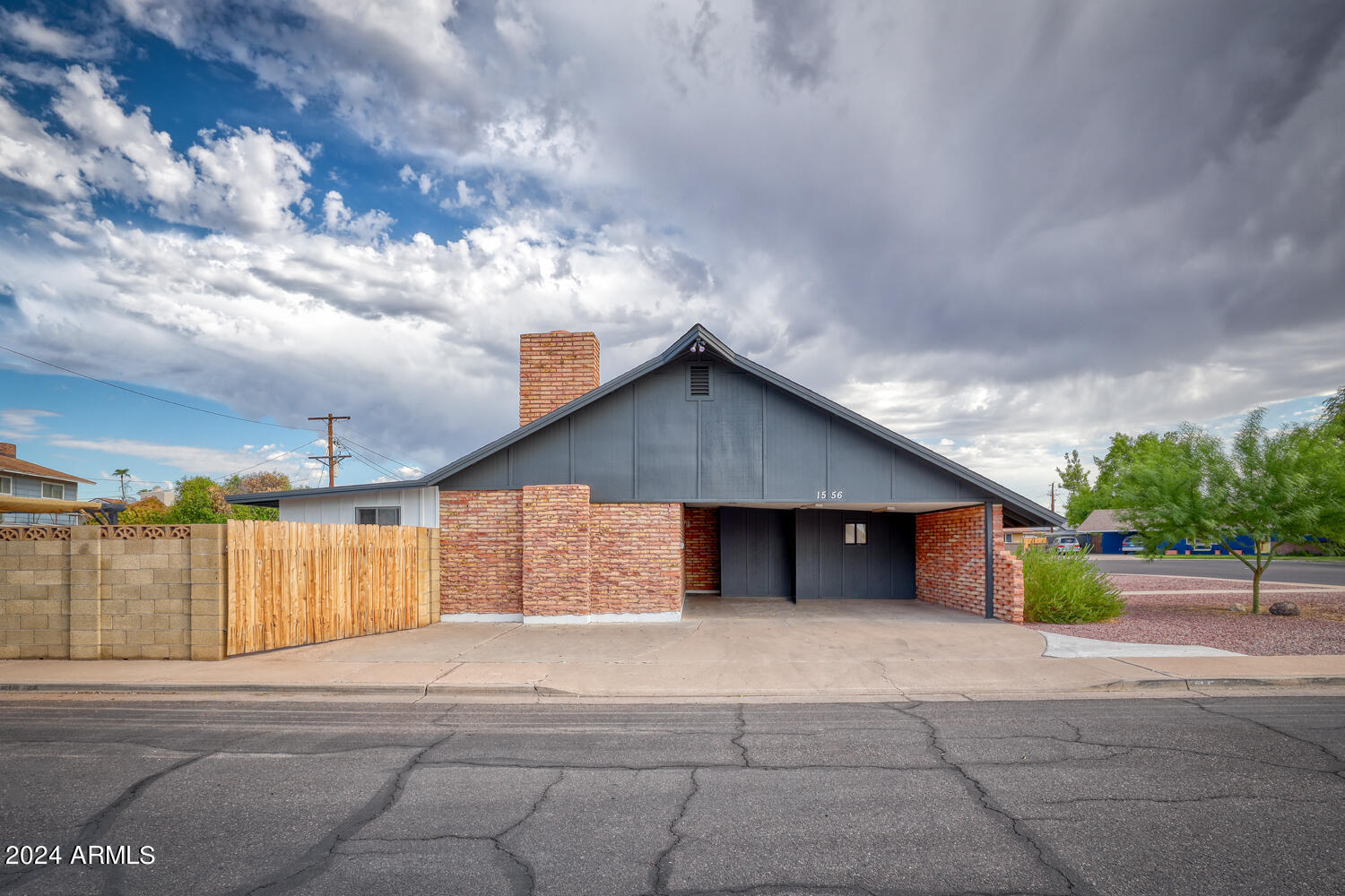 1556 E DOVER Circle