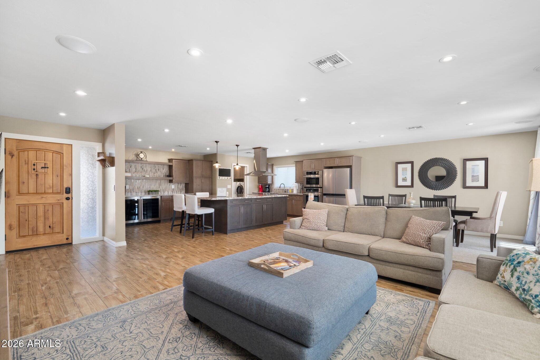 8625 E LINCOLN Drive