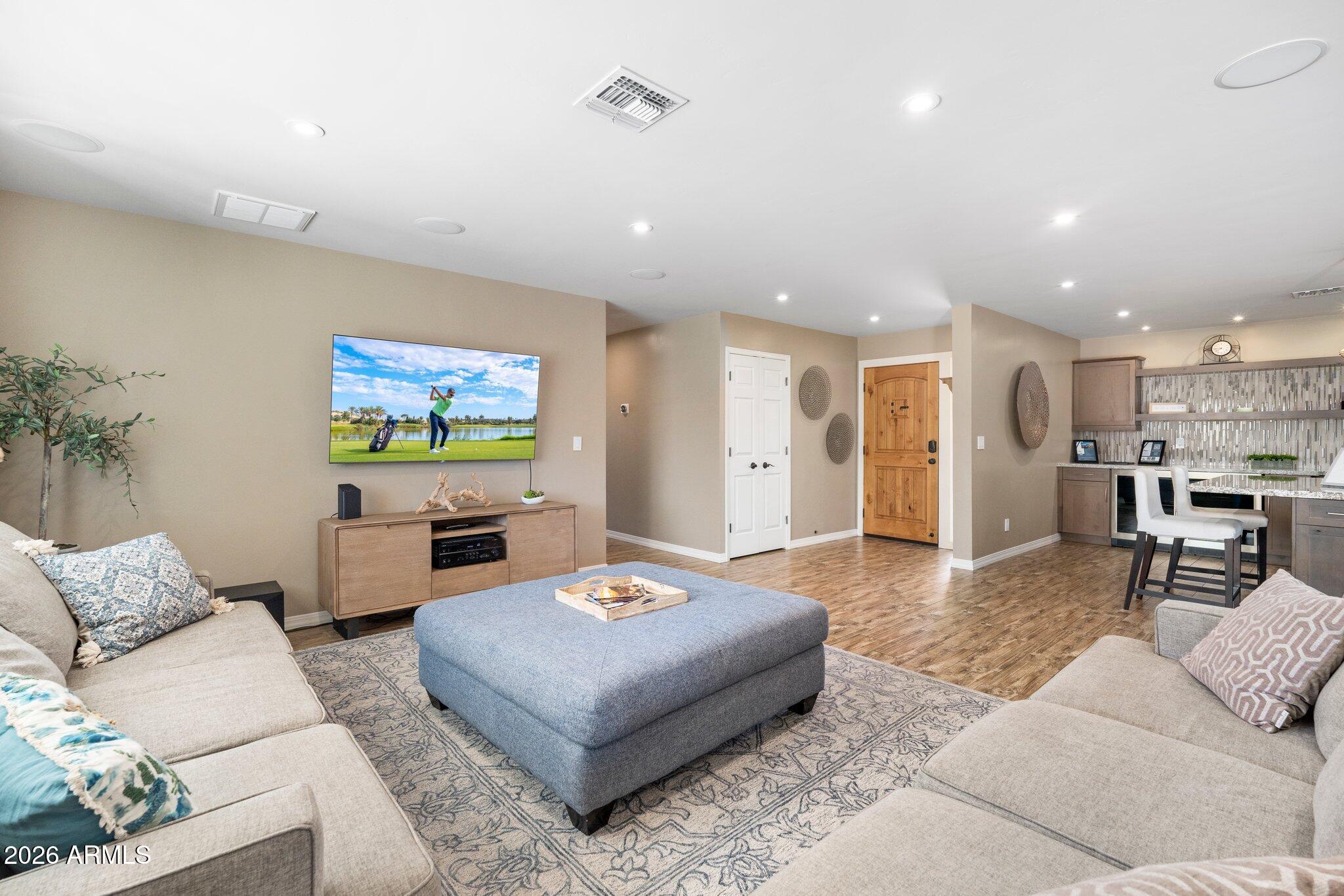 8625 E LINCOLN Drive