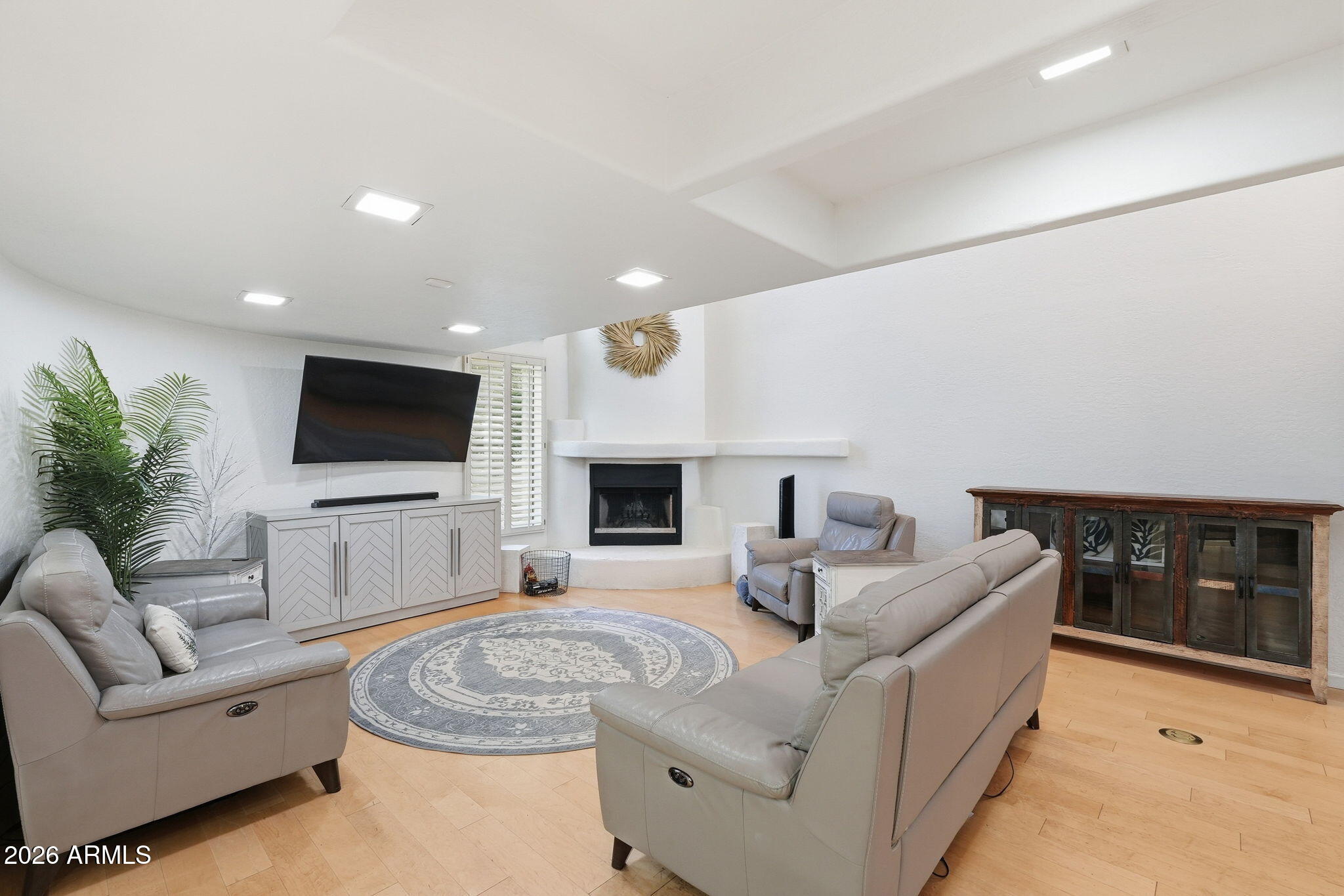 33 W MISSOURI Avenue 22