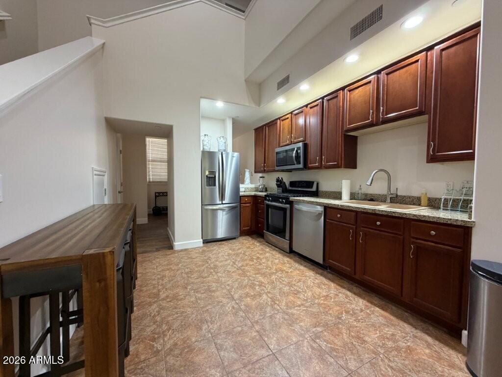 555 W 6TH Street