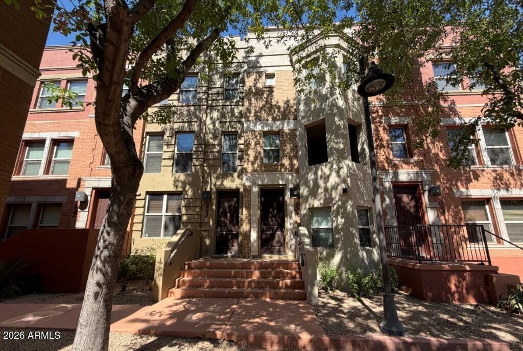555 W 6TH Street