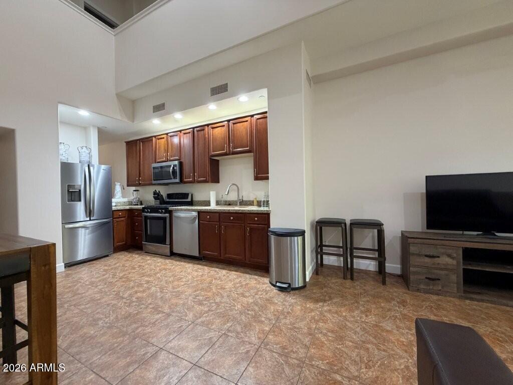 555 W 6TH Street