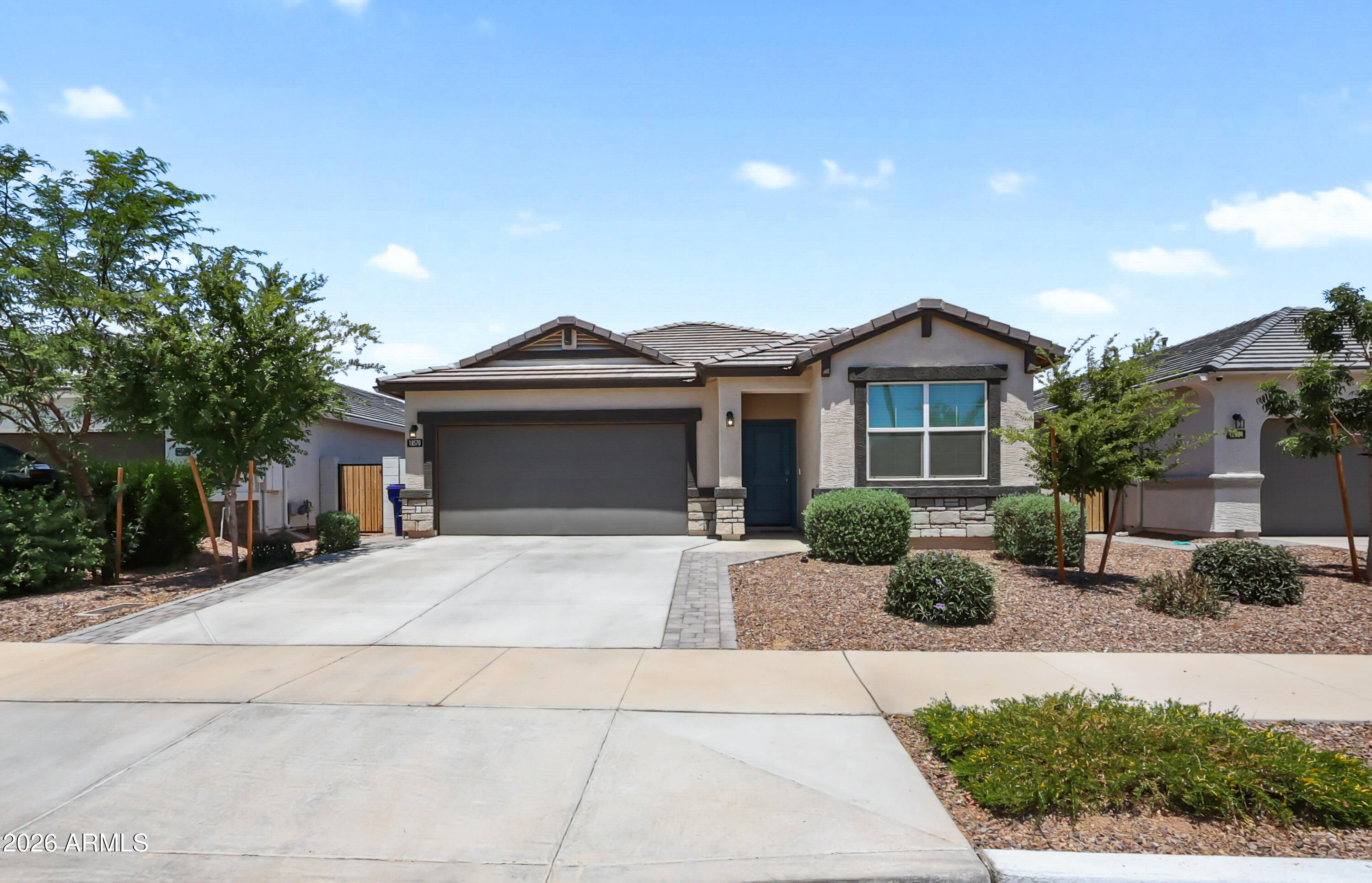 18570 W DESERT HOLLOW Drive