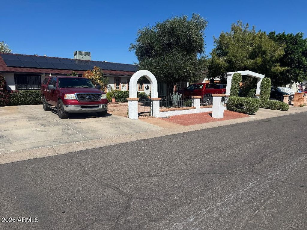 Photo of 734 E Desert Drive S, Phoenix, AZ 85042 (MLS # 7000276)