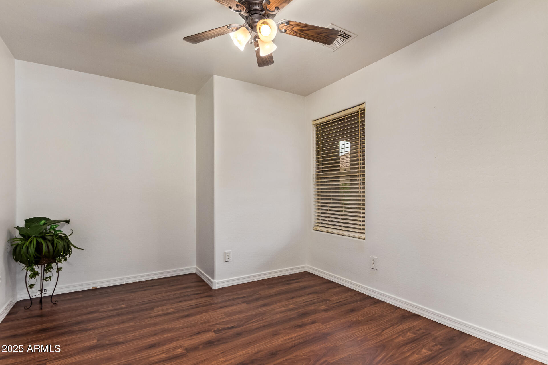 959 W DESERT HILLS Drive