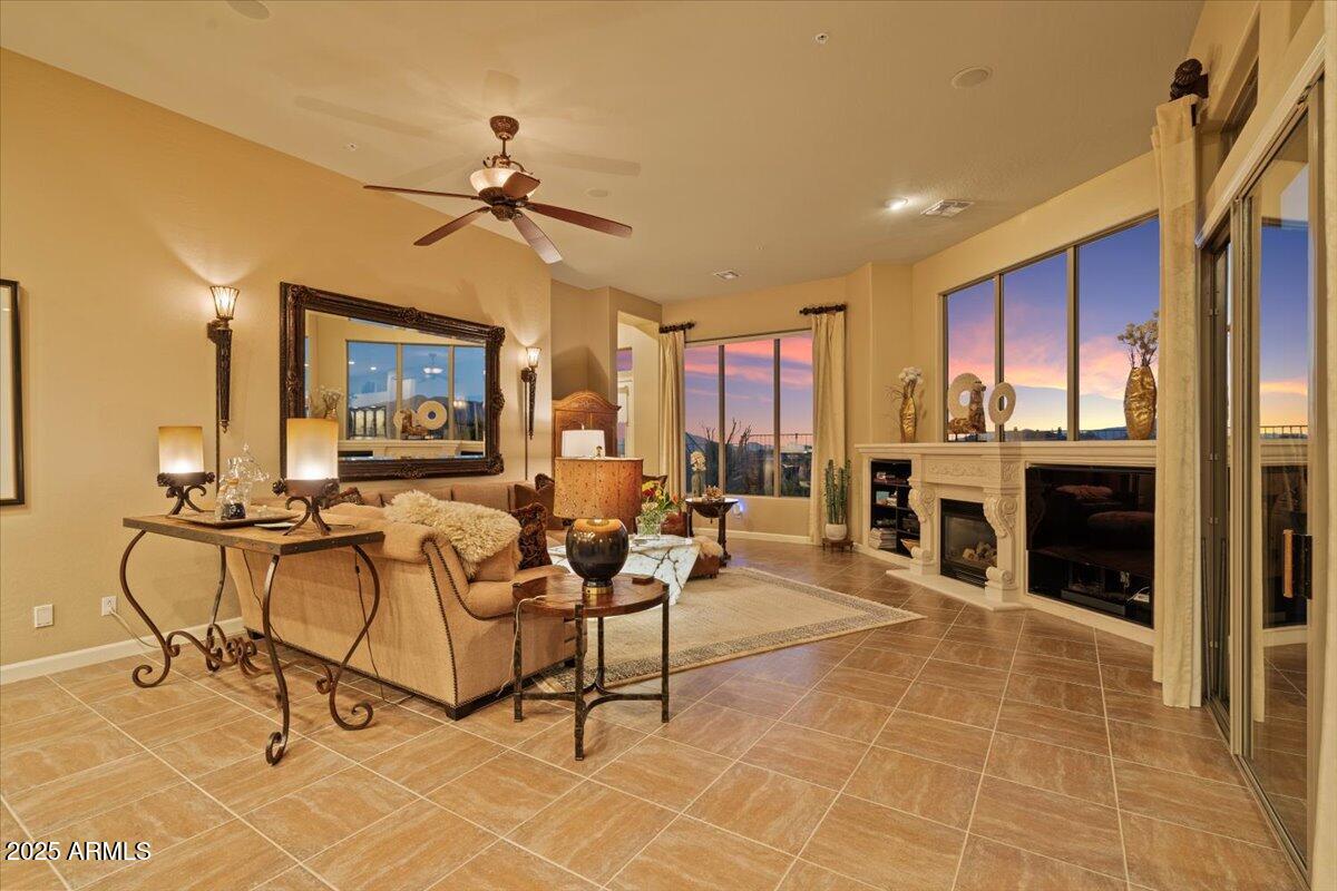 9812 E ROADRUNNER Drive