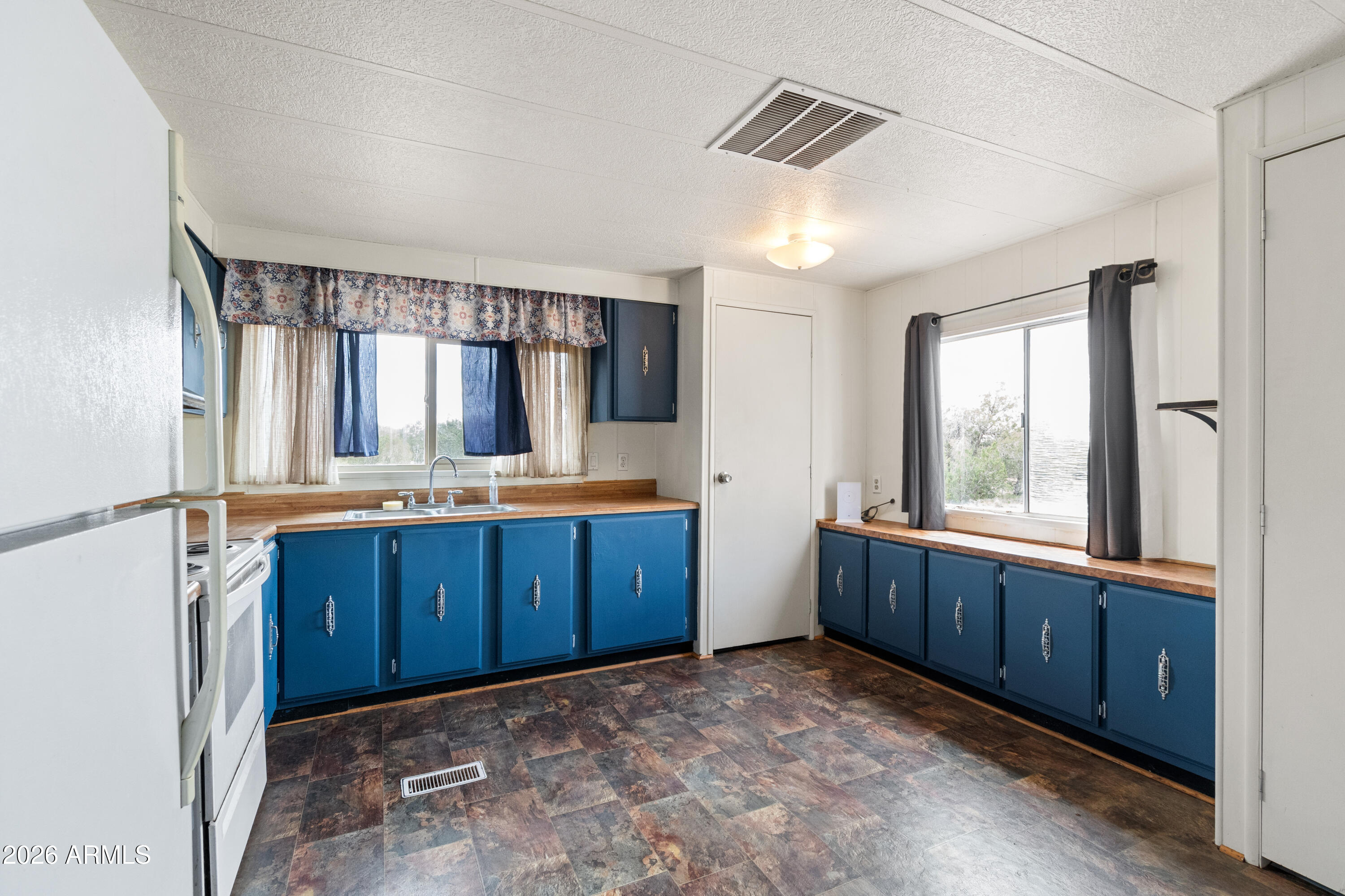 2385 W COUNTY LINE Circle