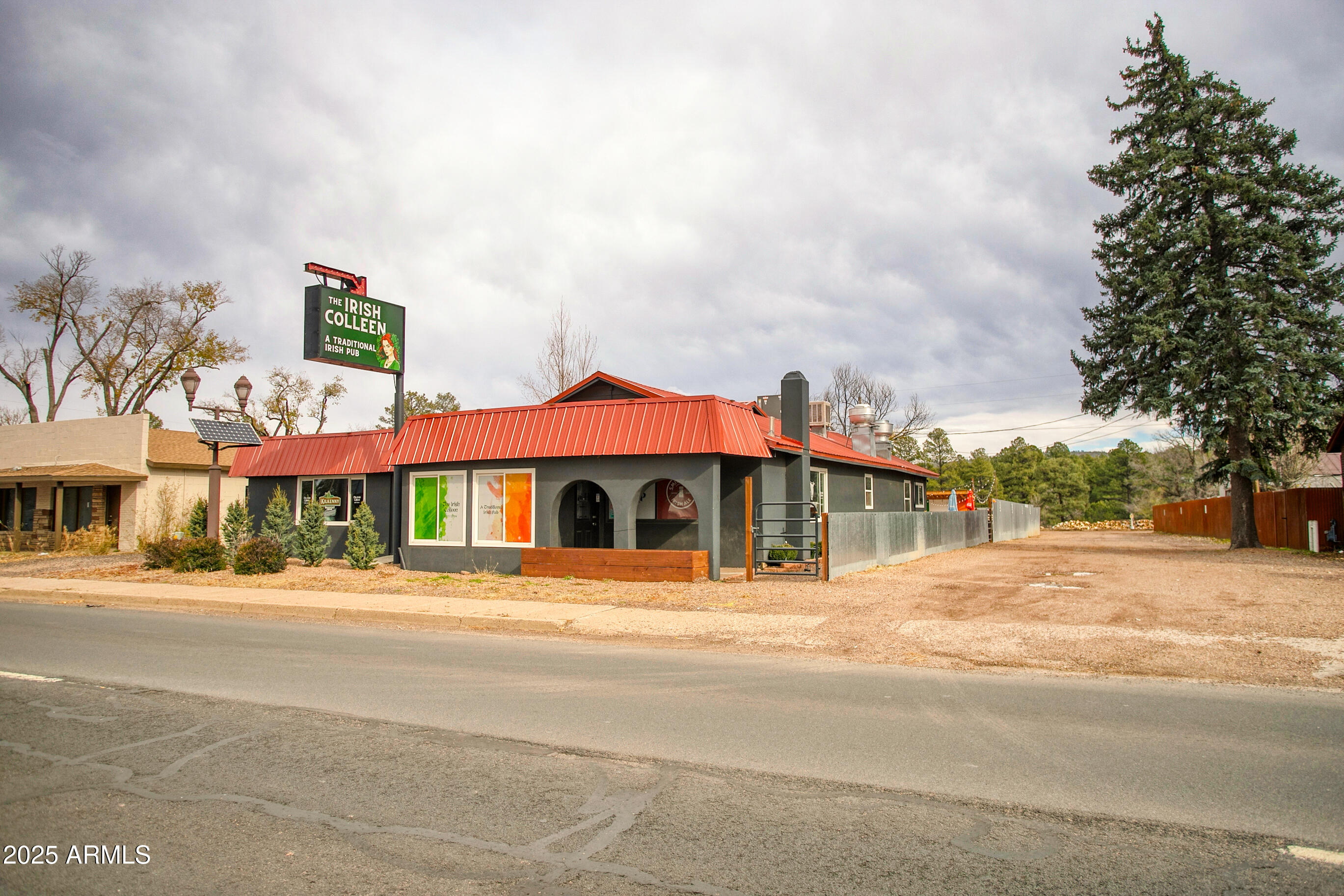 1676 W WHITE MOUNTAIN Boulevard