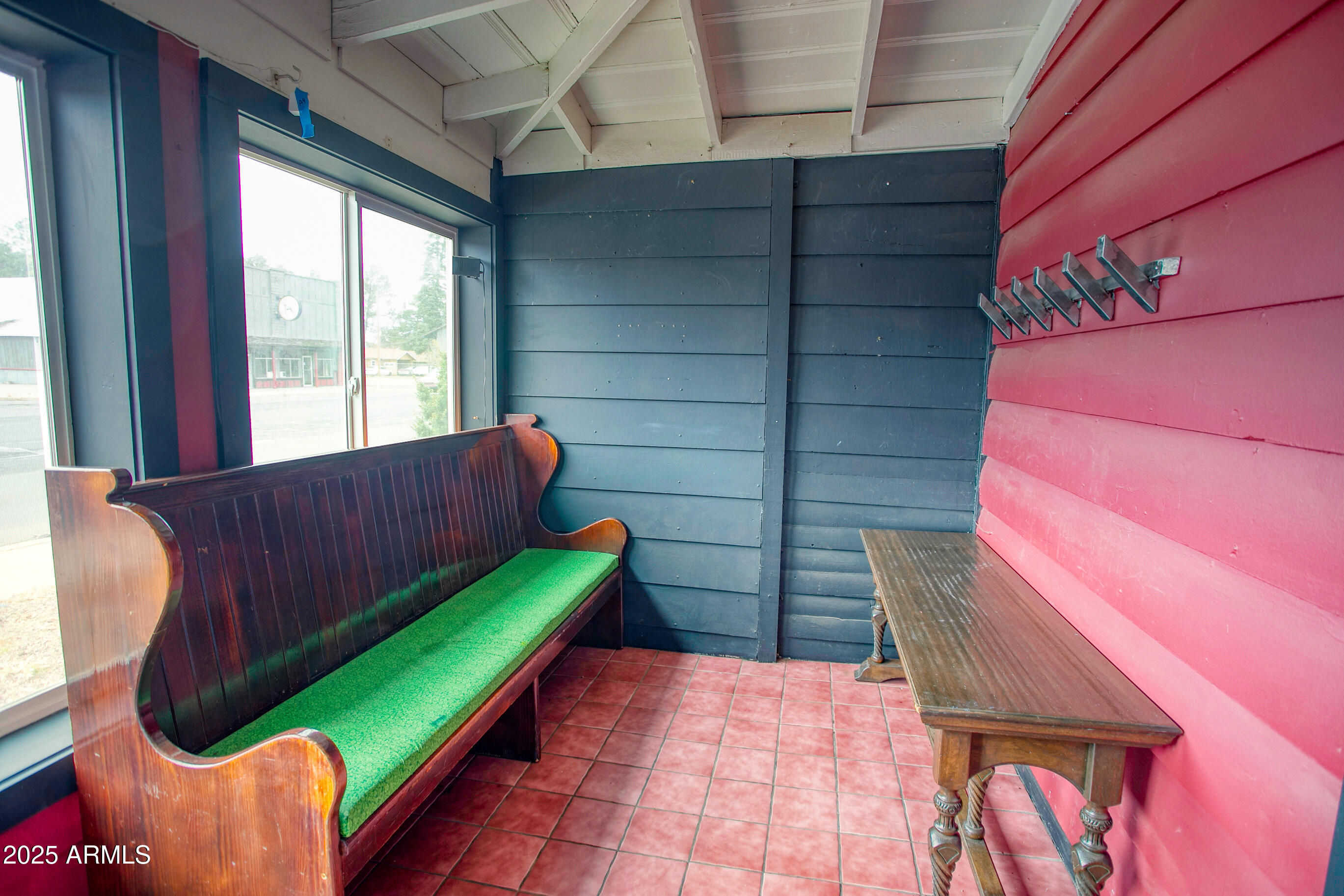 1676 W WHITE MOUNTAIN Boulevard