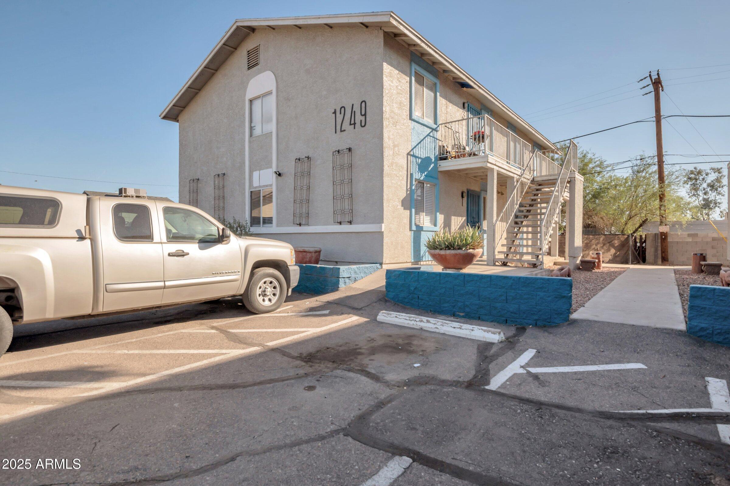 1249 W PIERCE Street