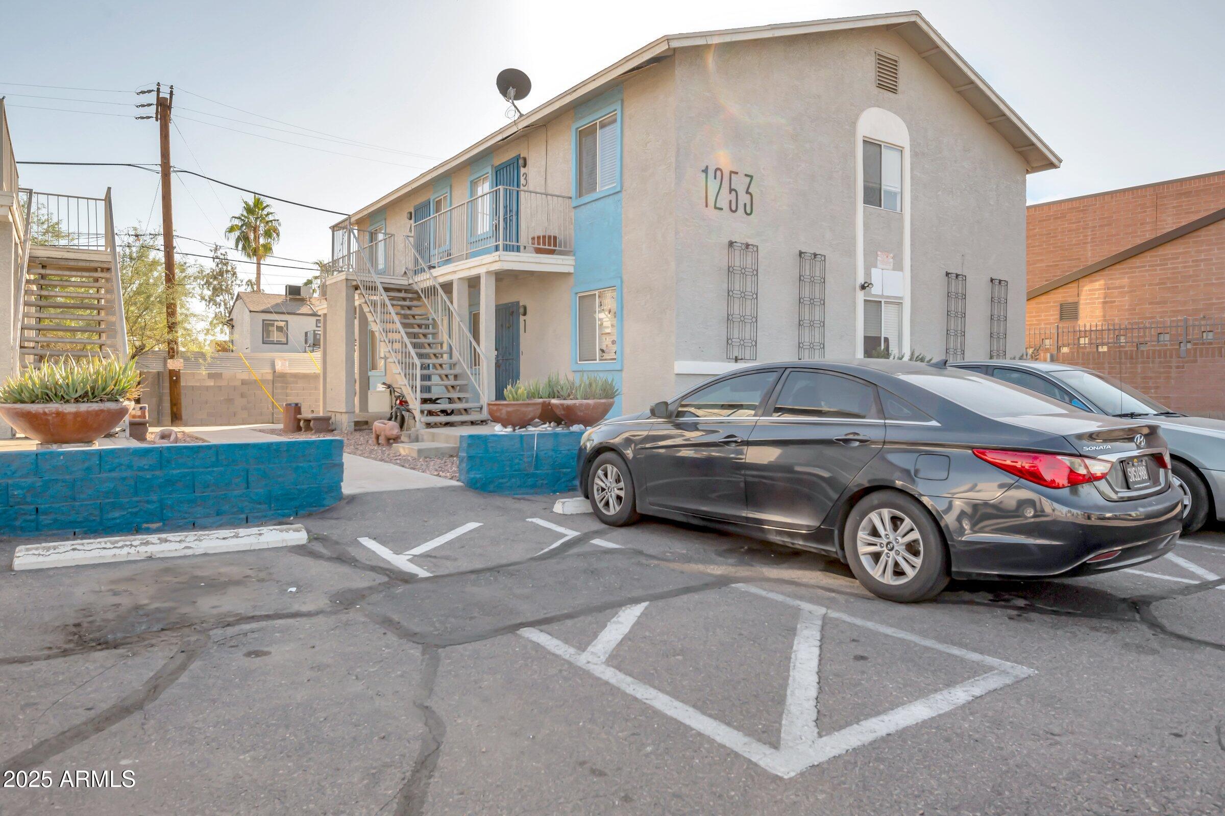 1249 W PIERCE Street