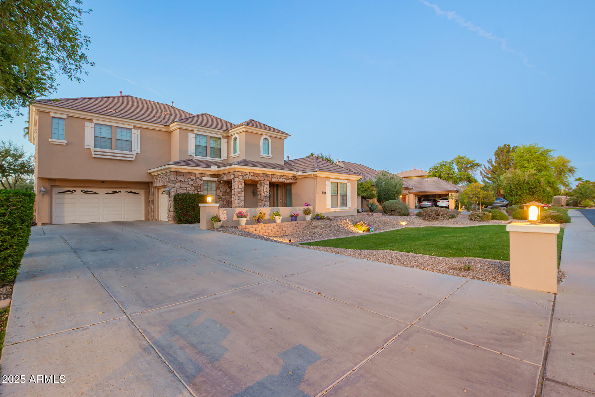 950 E DESERT INN Drive