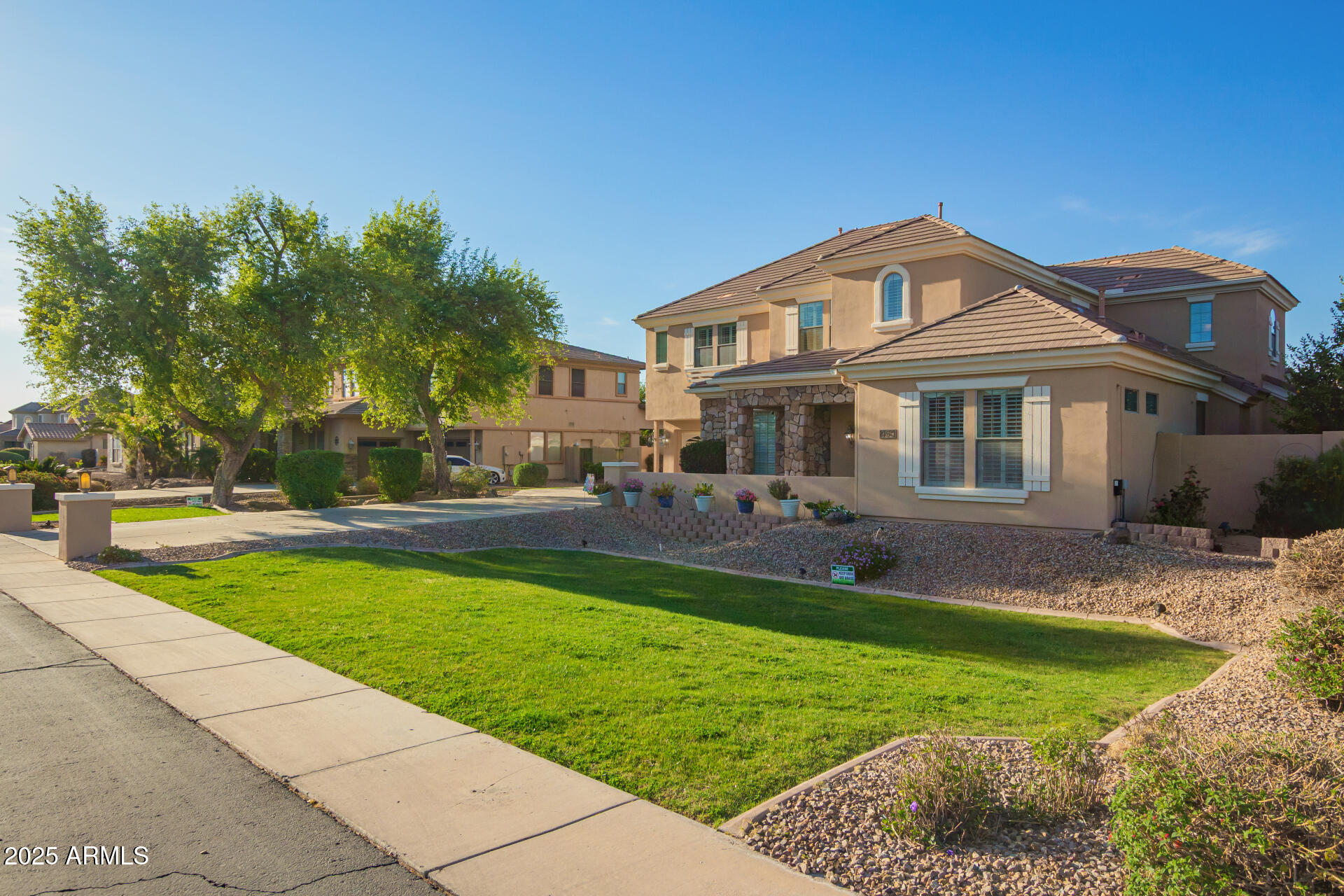 950 E DESERT INN Drive
