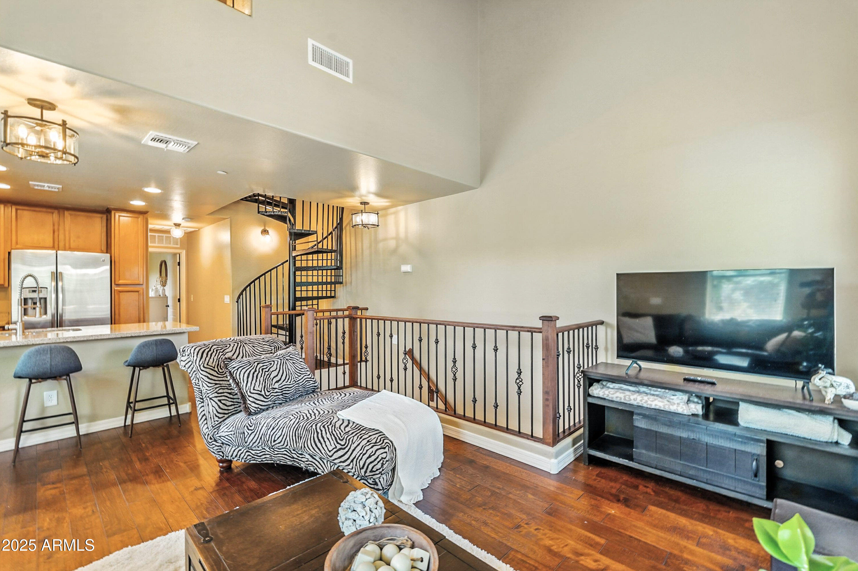 4033 E WINDSOR Drive