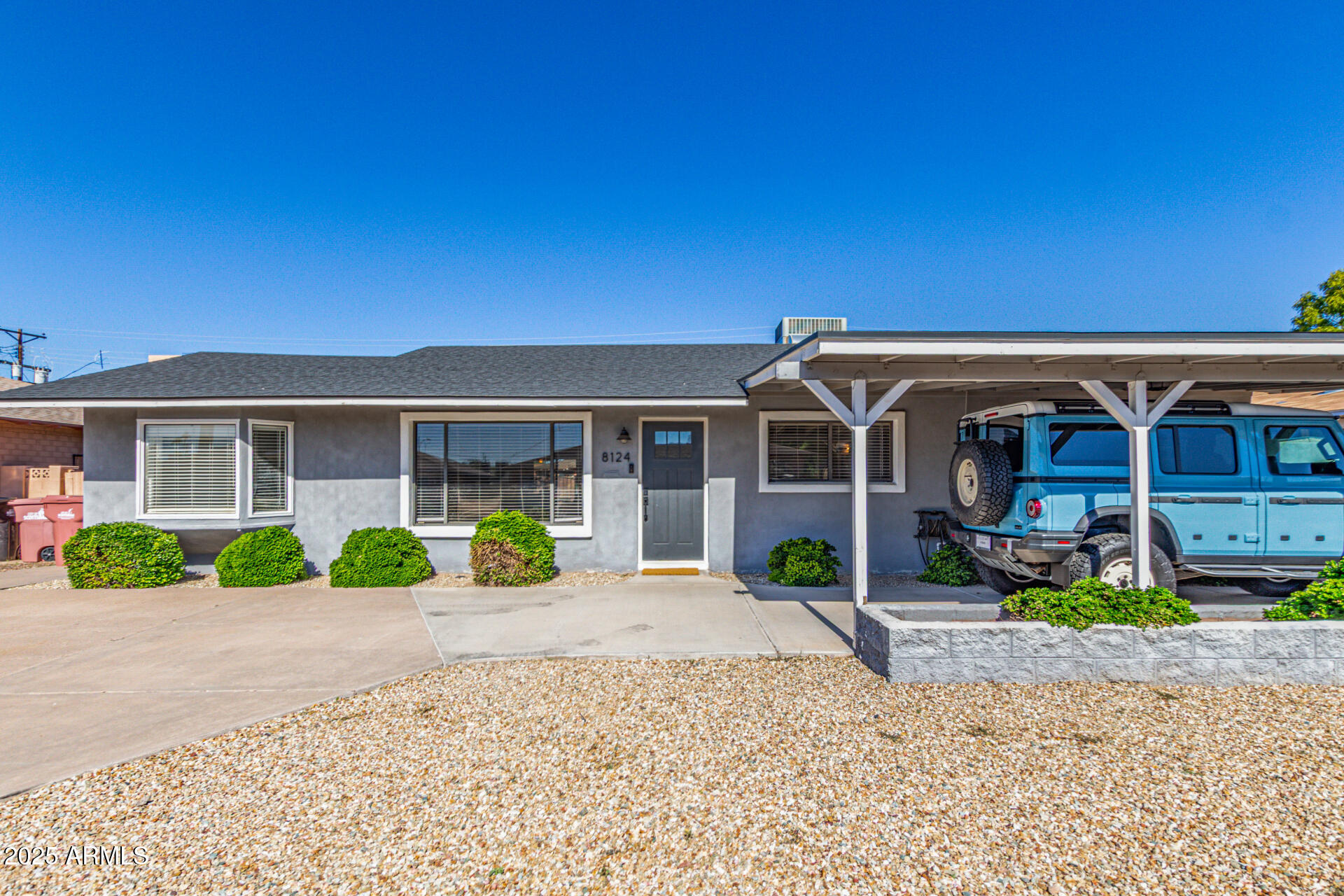 8124 E MITCHELL Drive