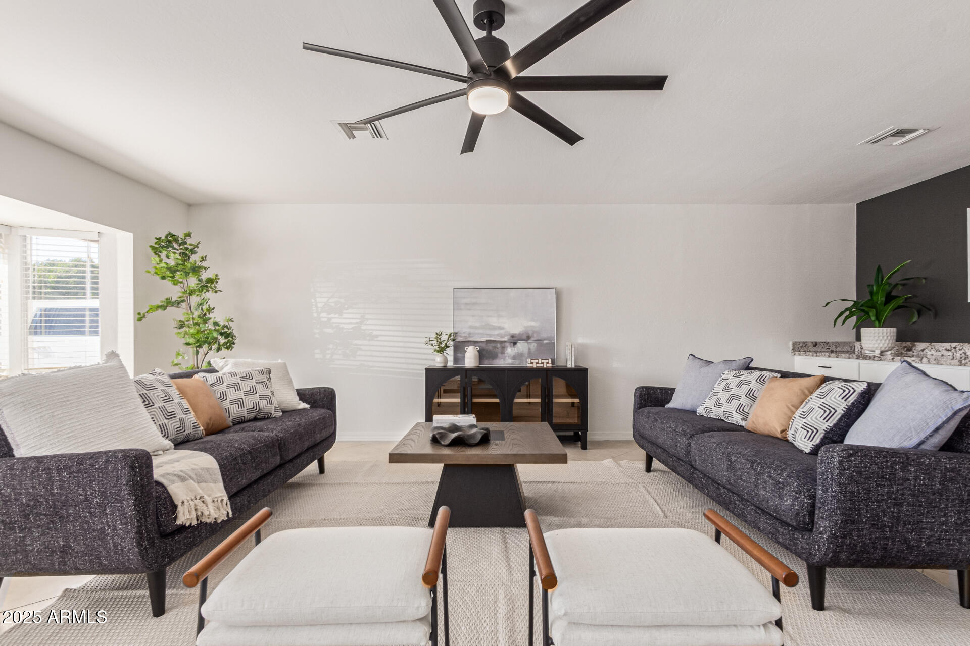 8124 E MITCHELL Drive