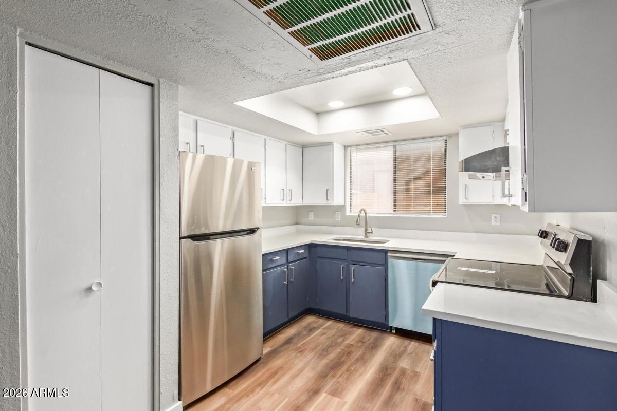 2223 W DORA Street