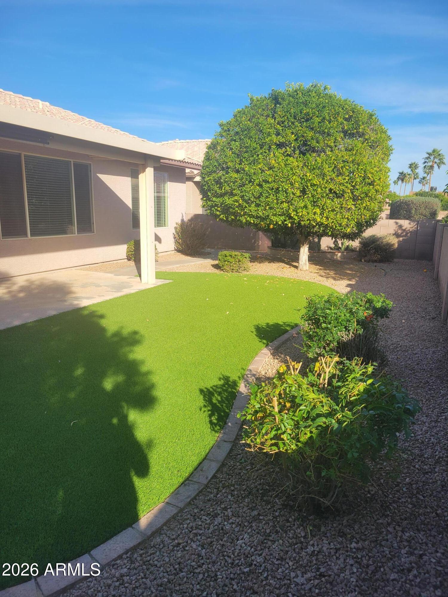 1435 E AUGUSTA Avenue