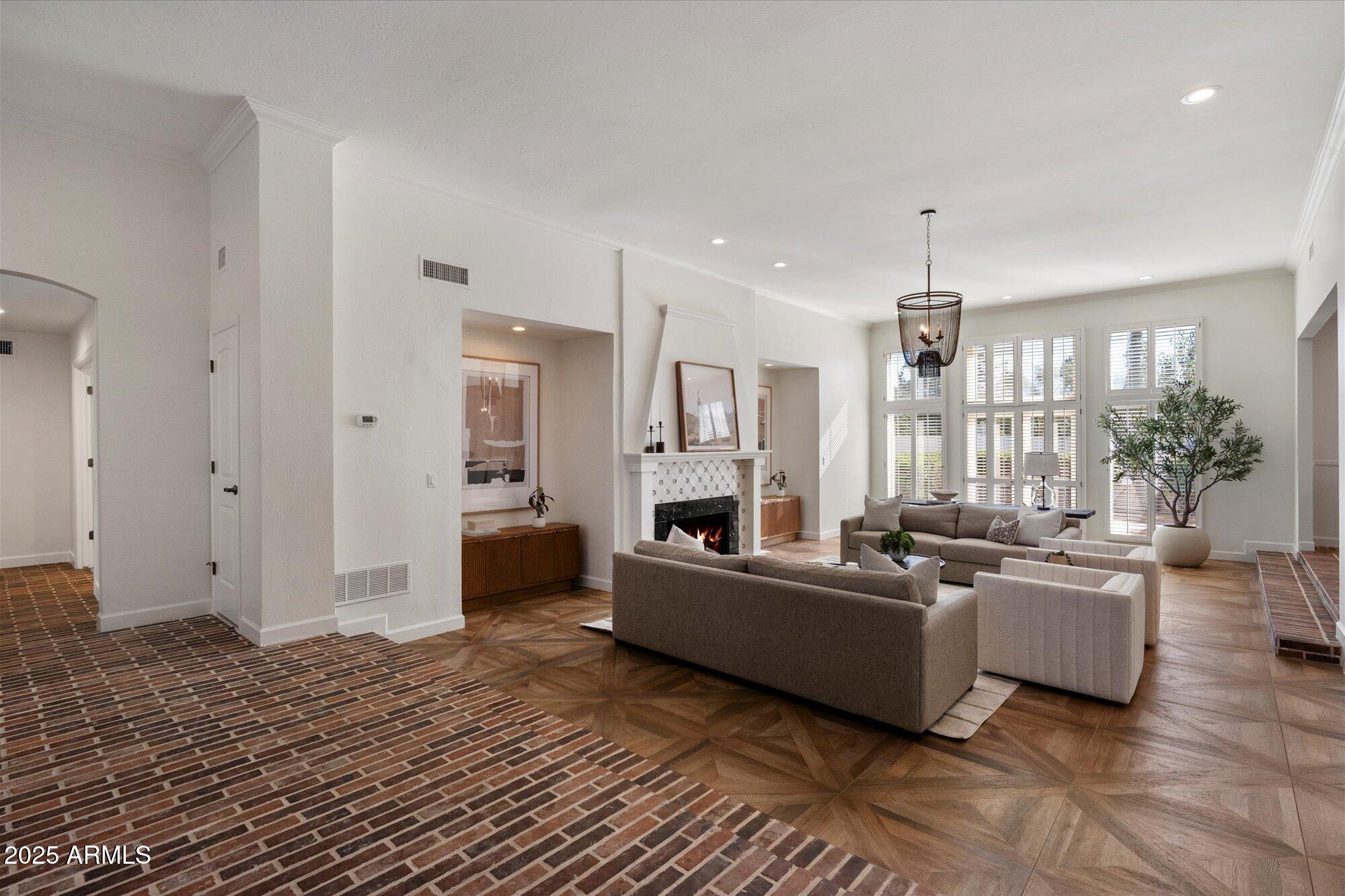 6533 E MAVERICK Road