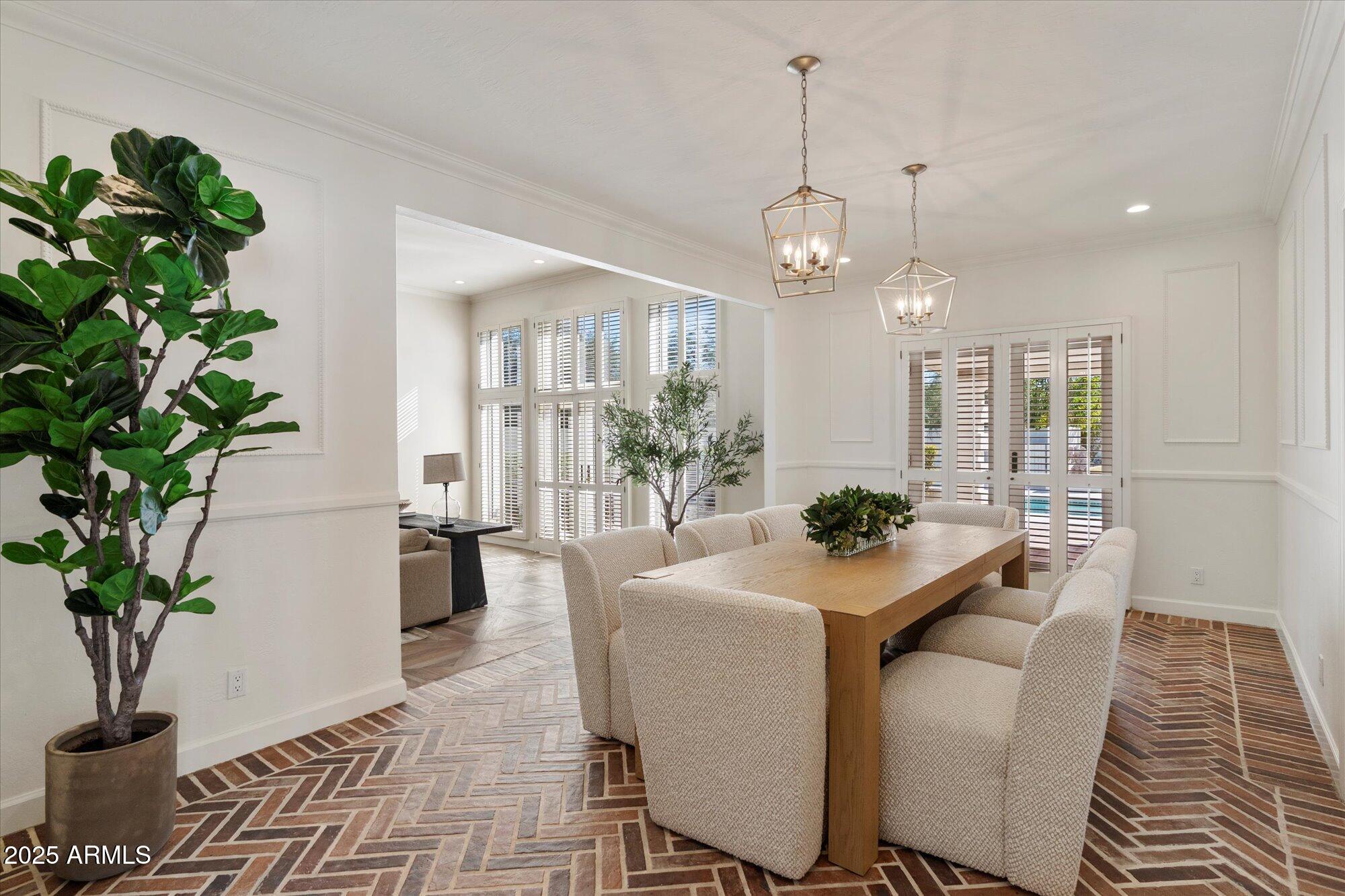 6533 E MAVERICK Road