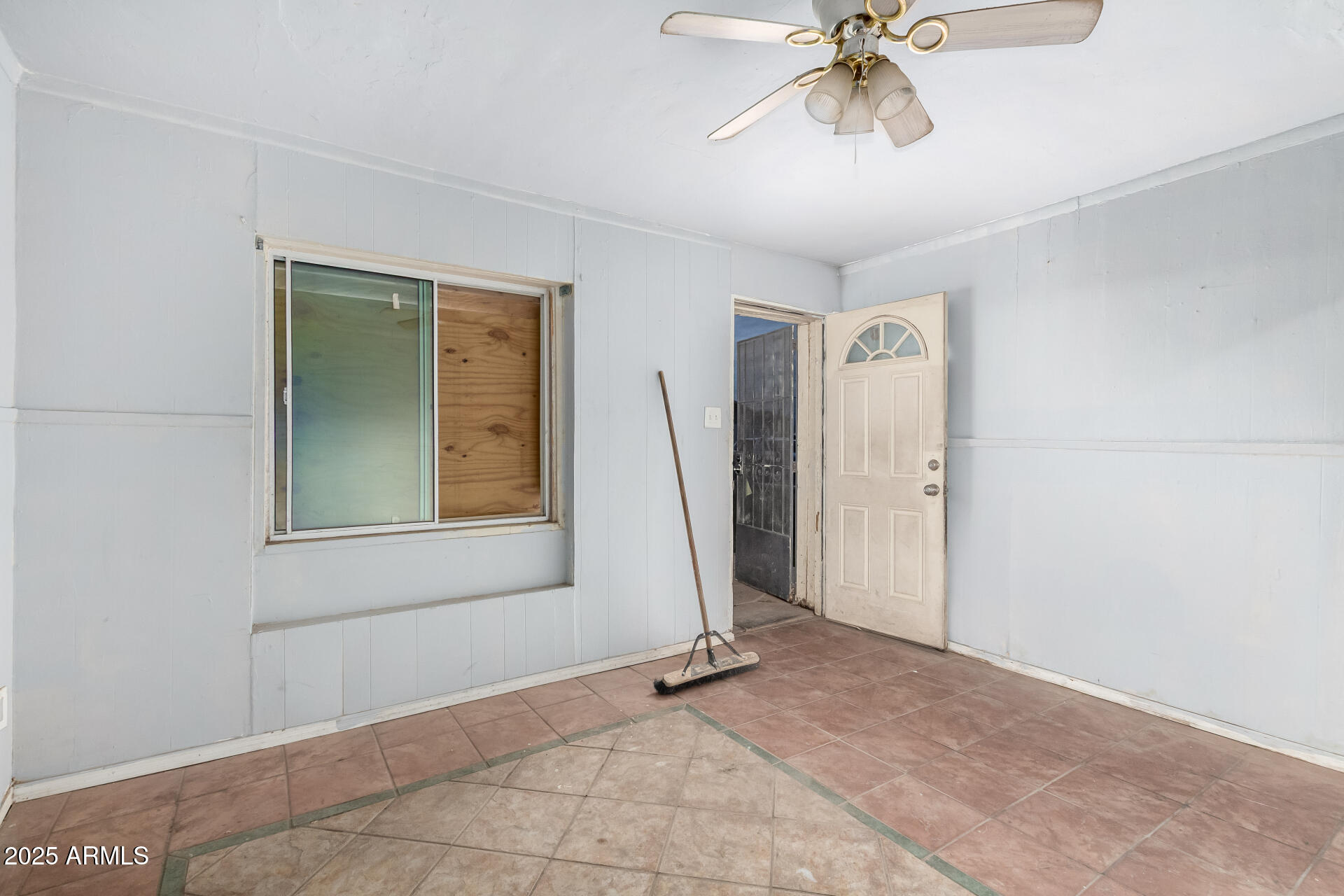 2912 E MONROE Street E