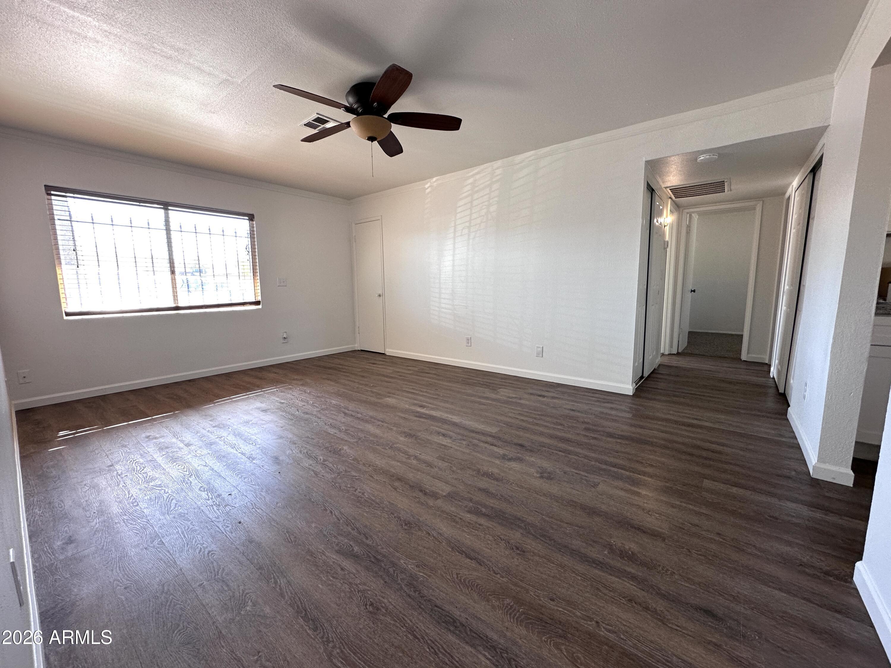 1822 W WAYLAND Drive