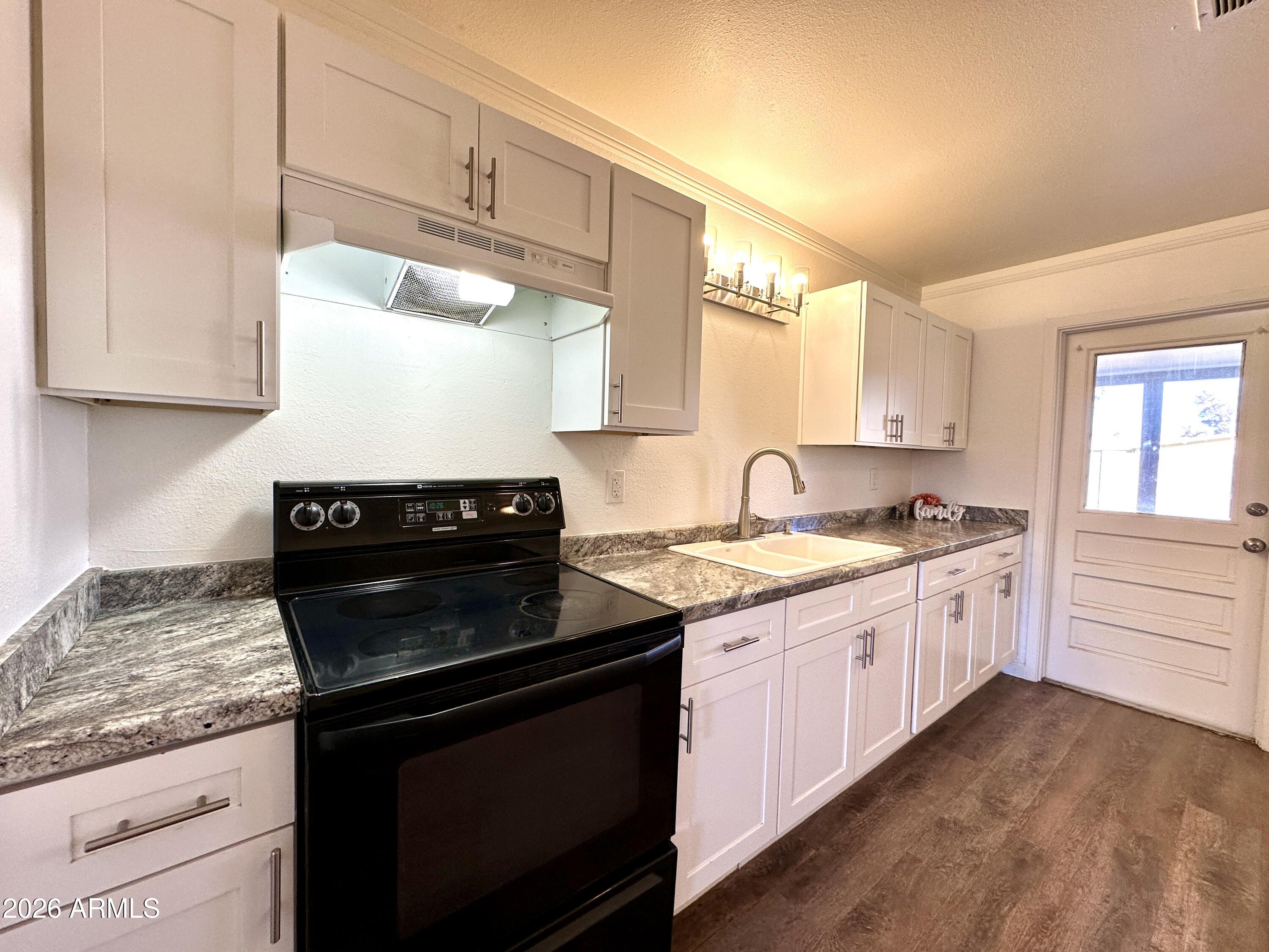 1822 W WAYLAND Drive