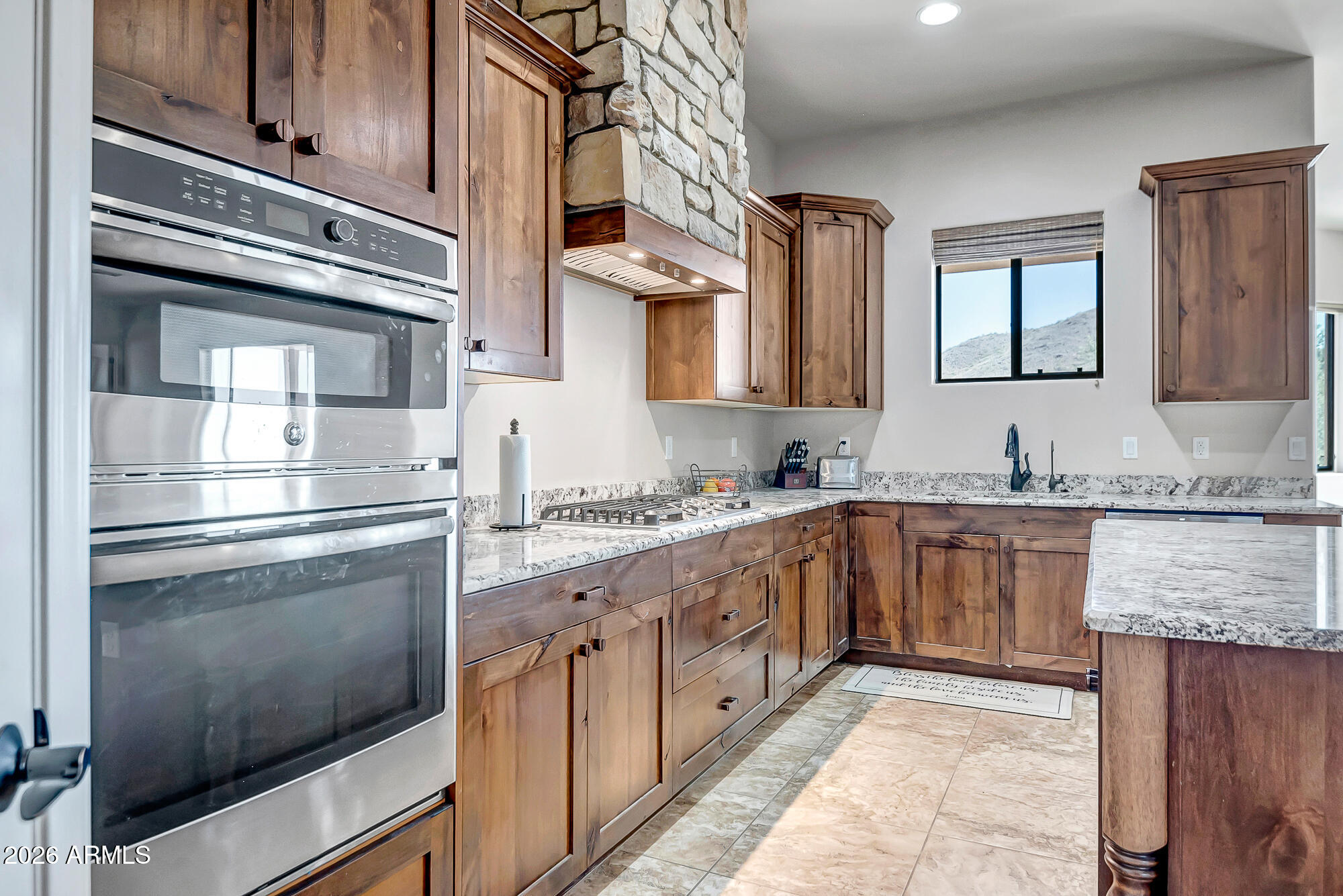 1121 E SADDLE MOUNTAIN Road