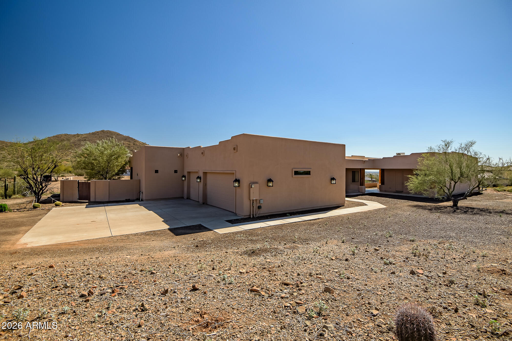 1121 E SADDLE MOUNTAIN Road