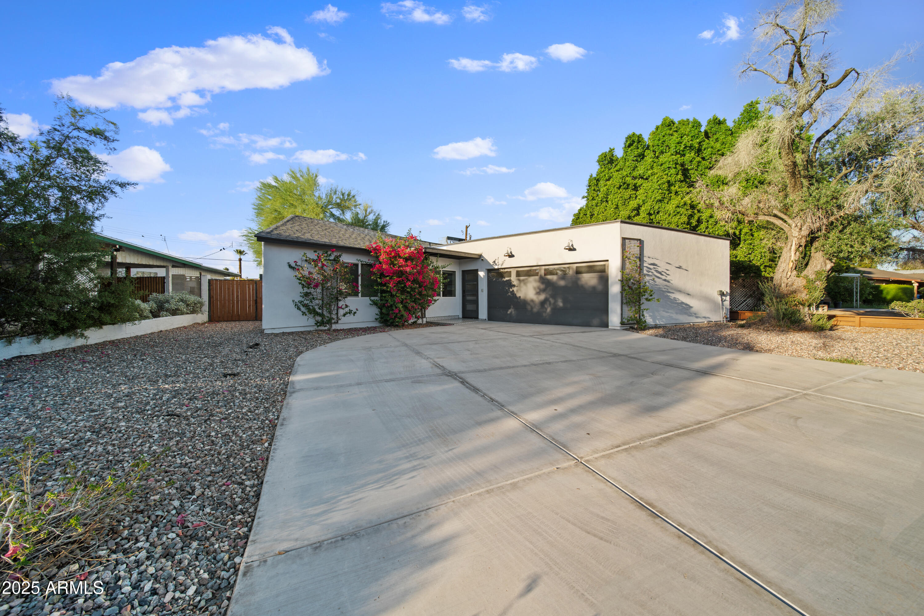 1134 E COLTER Street