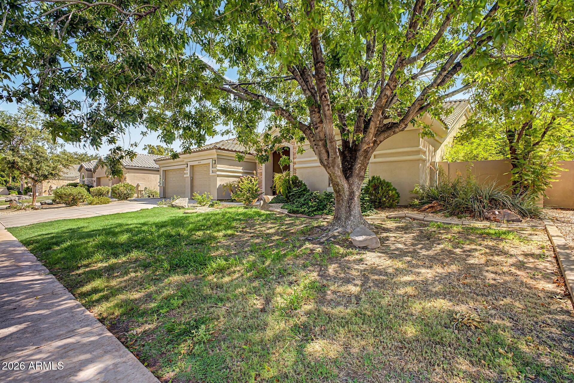 1095 N JAMAICA Court