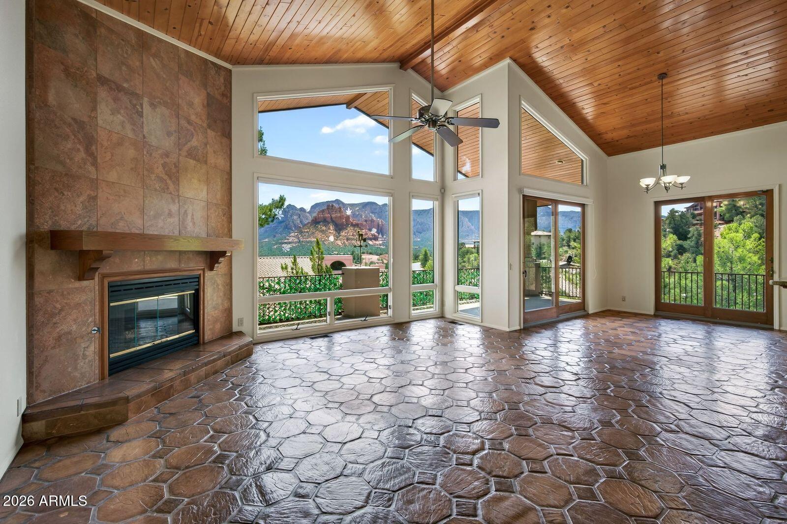 326 LES SPRINGS Drive