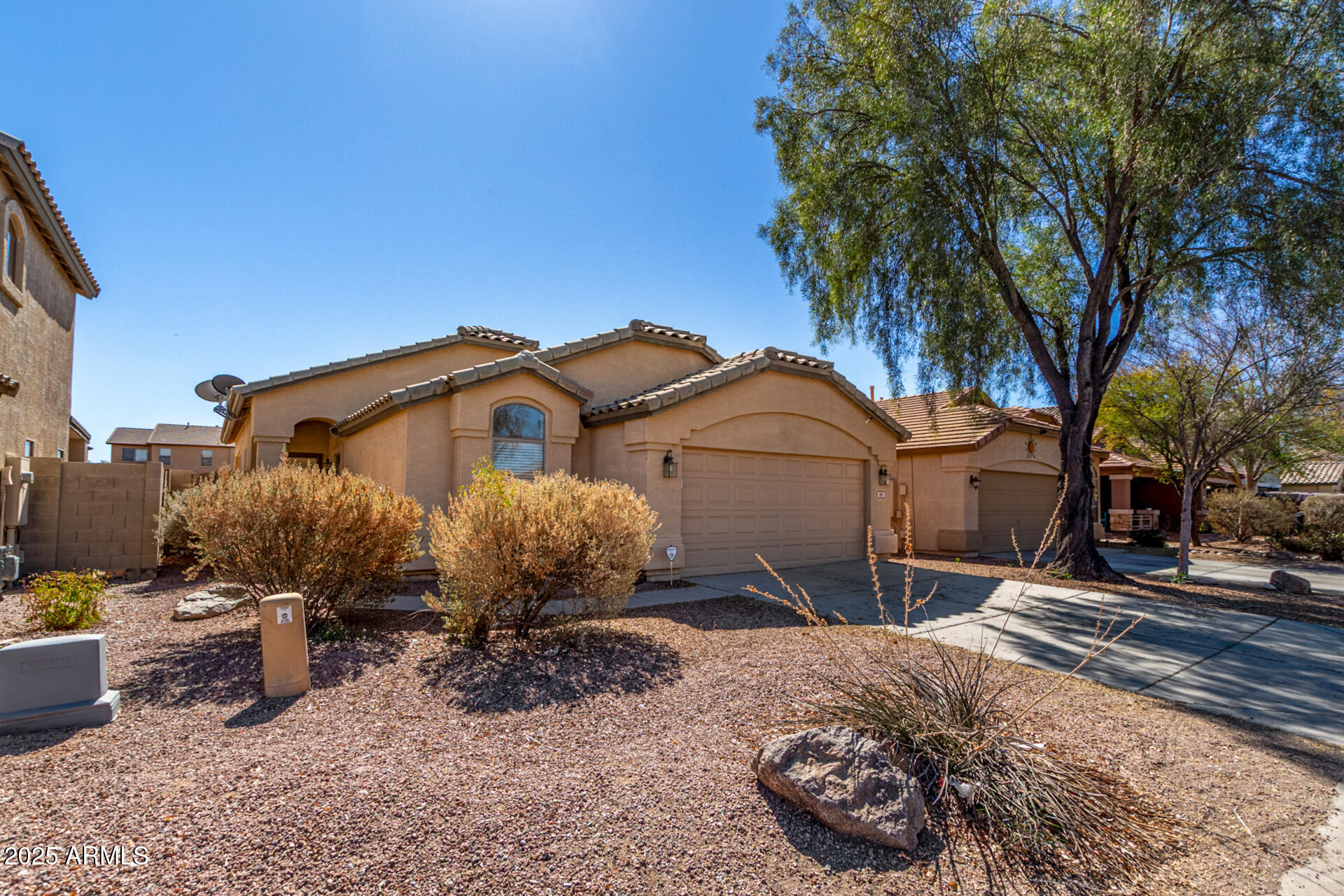 911 E LOVEGRASS Drive
