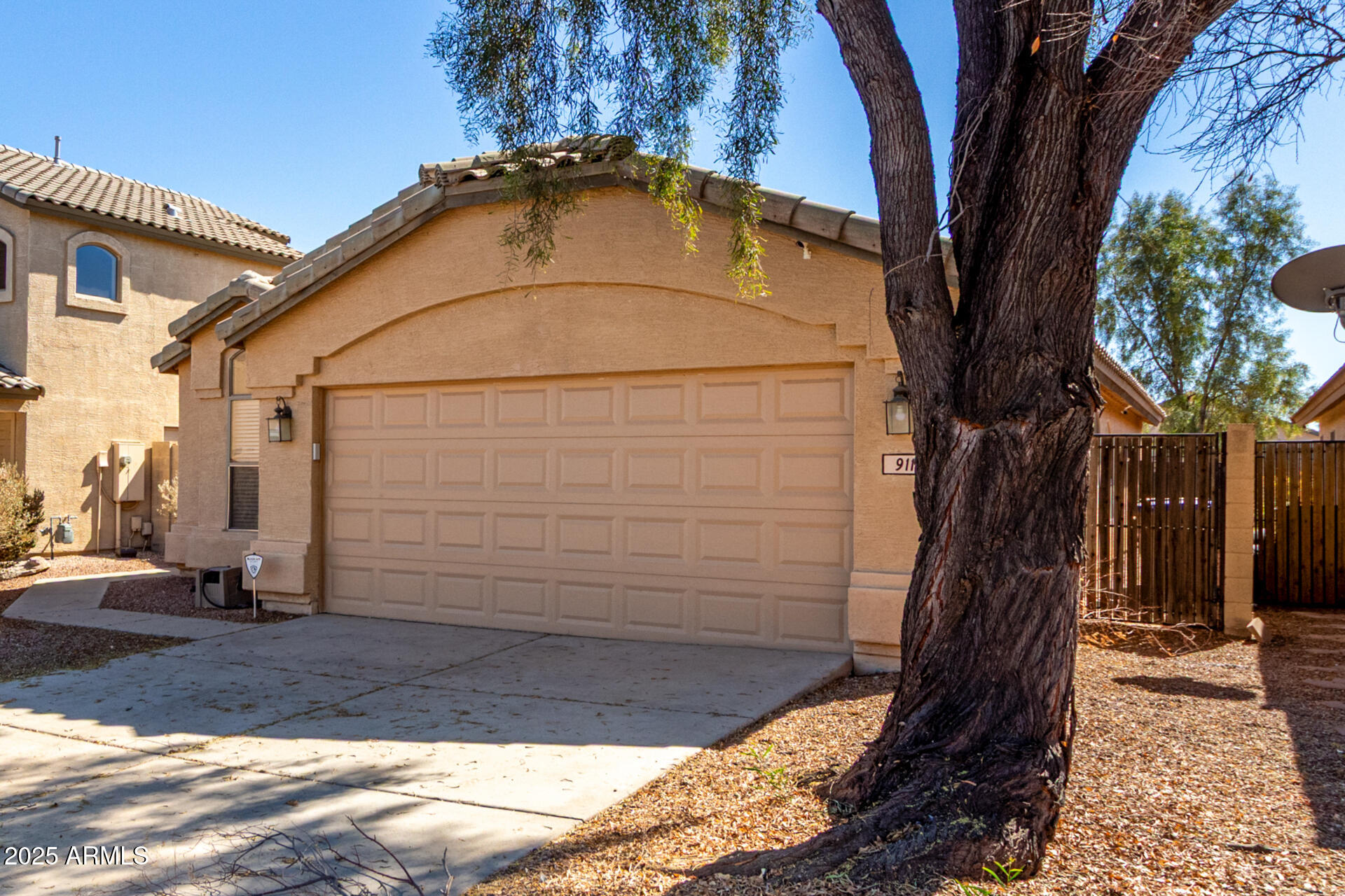 911 E LOVEGRASS Drive