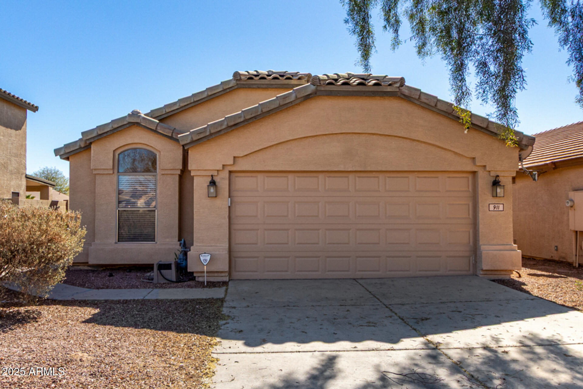 911 E LOVEGRASS Drive