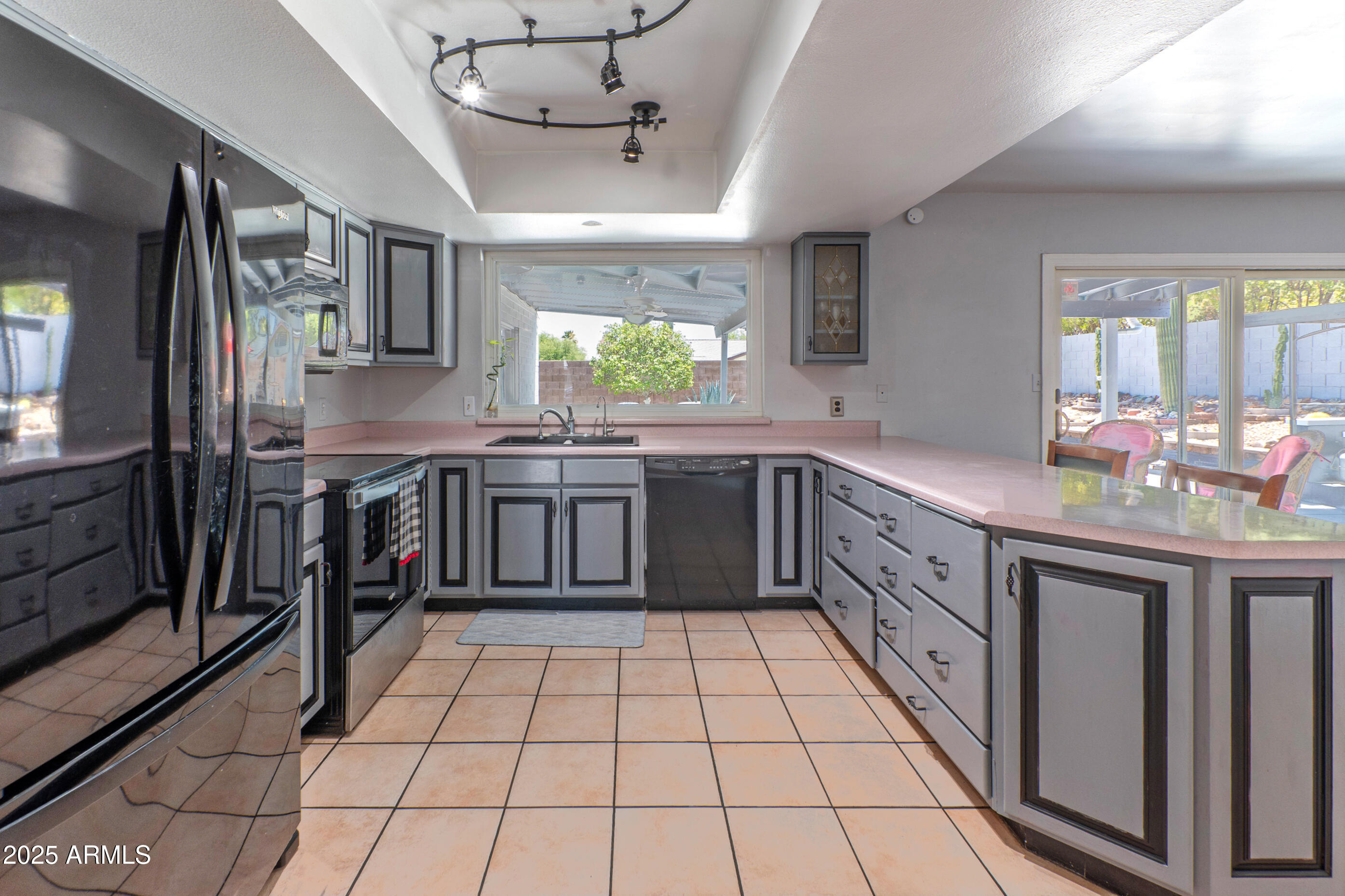 2033 E HILLERY Drive