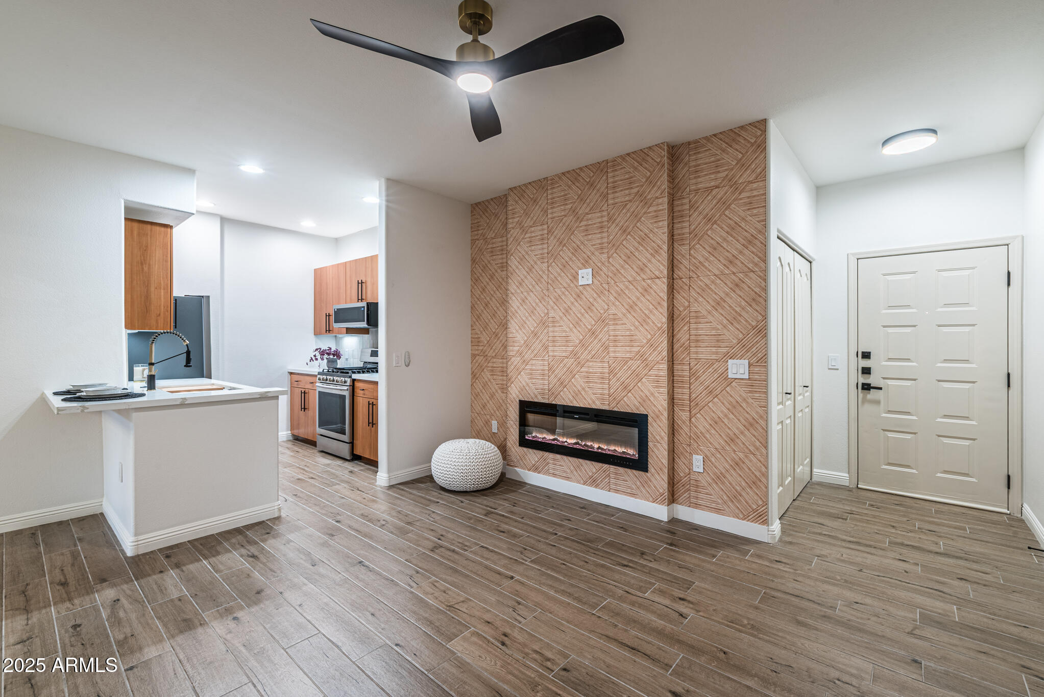 Phoenix, Arizona 85054, United States, 2 Bedrooms Bedrooms, ,2 BathroomsBathrooms,Residential,Active,226521