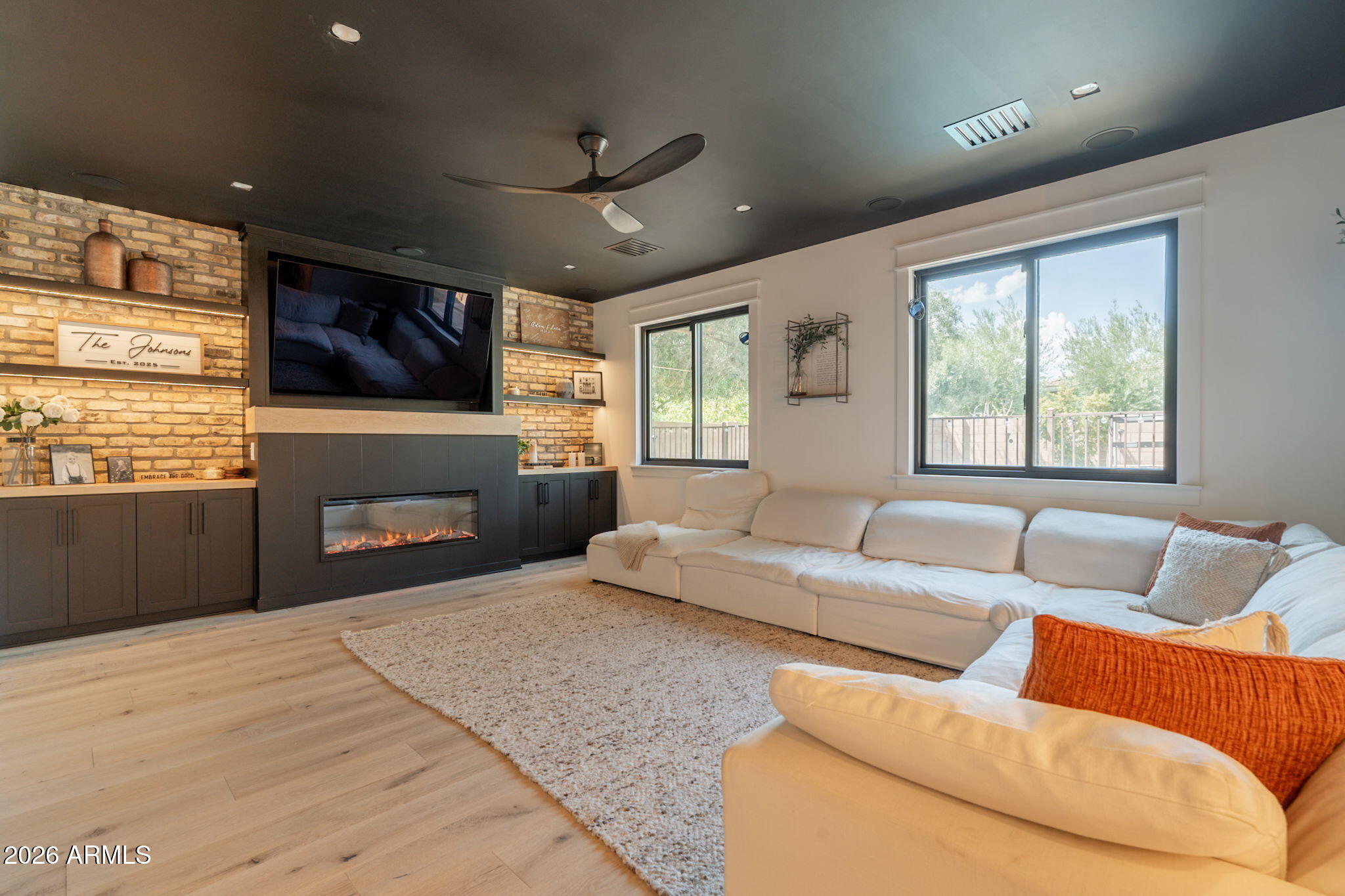 3852 E COMSTOCK Drive