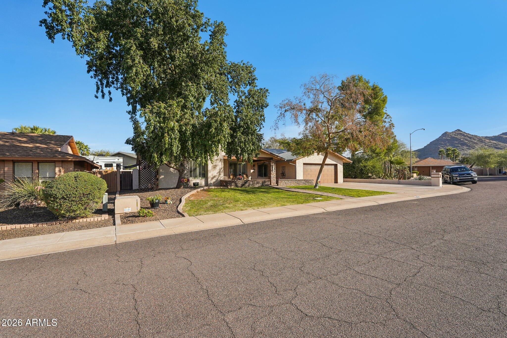 1810 E HARMONT Drive